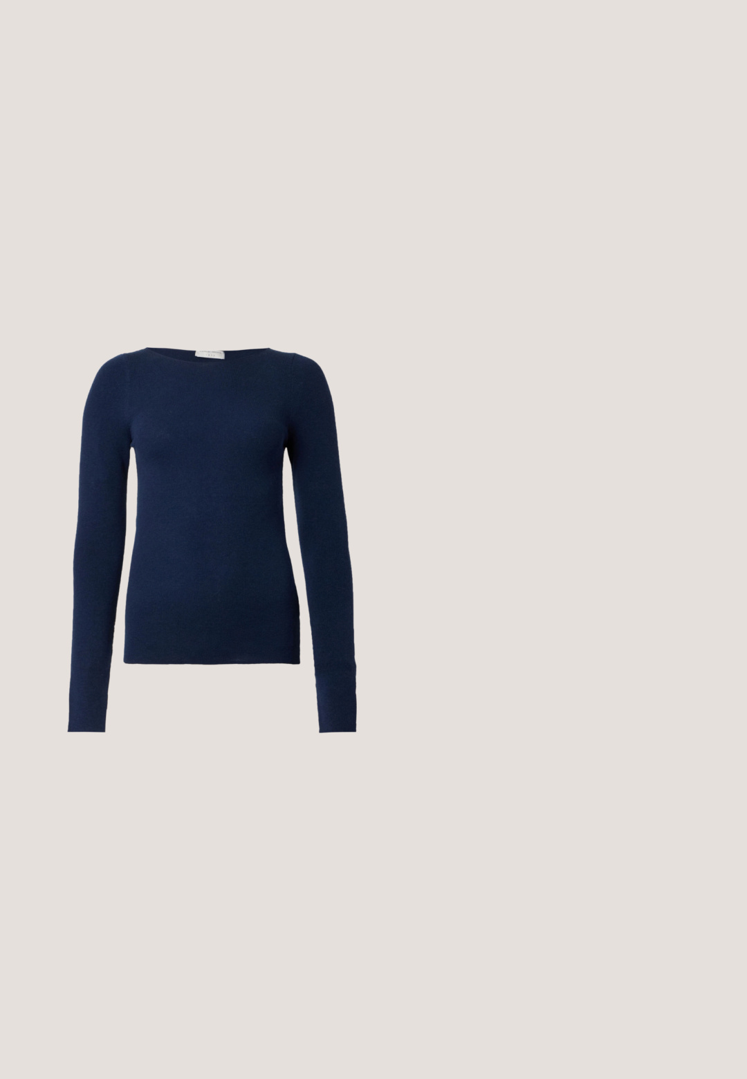Pull ajusté bleu marine à manches longues avec encolure ronde et texture en maille fine, présenté sur fond blanc uni.; Chemise en denim bleu à manches longues avec boutons sur le devant, col pointu, coutures verticales et poignets cousus.; Pantalon noir à jambes larges avec taille haute et sans fermetures visibles, présenté sur un fond blanc uni.; NEOUS HAMAL - Escarpins à talons hauts - dark chocolate; Sac à main en cuir bleu marine doux avec fermeture à boucle argentée, une seule bandoulière, et une chaîne de poignet amovible sur fond blanc.; Boucles d'oreilles en métal argenté présentant une forme en U avec un accent en forme de cœur à la base, une texture lisse et une finition polie.