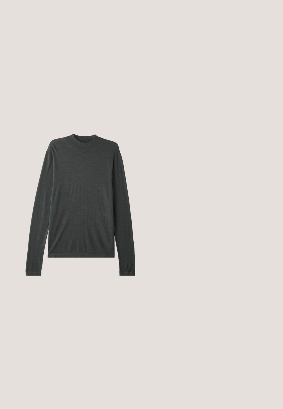 Mørkegrå langærmet strikket sweater med høj, ribbet krave. Blød tekstur, afslappet pasform og ingen synlige mønstre eller hardwaredetaljer.; Kortærmet skjorte i marineblå og hvid ternet mønster, lavet af blødt stof, med knaplukning foran og to frontlommer.; Sorte bukser med lige ben, lavet af et glat stof. Har en talje og bæltestropper, uden synlige lommer eller mønstre.; Hvide sneakers med sorte snørebånd og mesh-detaljer. Har en glat læderoverdel og en tekstureret gummisål. Bæres sammen med brede grå jeans.; Sorte runde solbriller med mørke linser, en glat plastramme og slanke arme med detaljeret greb.; Canvas-totepose med lange sorte håndtag, sort bundkant og frontlomme med "Les Deux" logo i sort skrift.