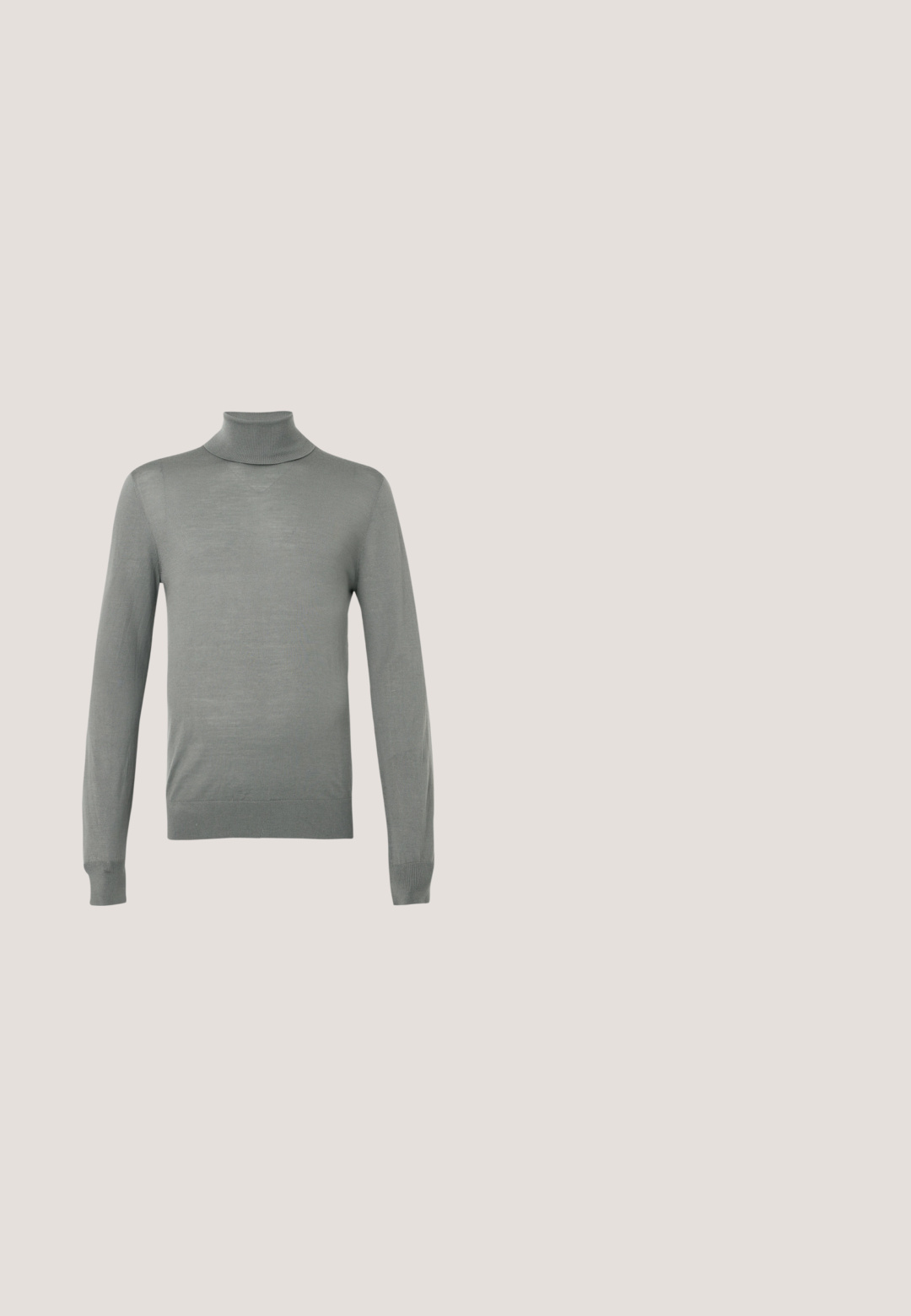 Heled hall turtleneck-sweater, valmistatud siledast kudumkangast. Omab pikki varrukaid ja vormilist lõiget koos soonikkoes krae ja allaäärtega.; Halli lühikeste varrukatega teksajakk, millel on kaks eesmist taskut, hõbedased nupud ja kulunud äär. Taskul on väike oranž silt.; Mustad kitsad püksid, millel on nööbi- ja tõmblukuga kinnis, vööpandlad ja nähtamatud taskud, kujutatud valgel taustal.; Mustaläik küünarnukkitega nahksaabas, millel on nöörid, ümmargune varvas ja tekstuuriga ülemine osa, metallist silmadega ja kummeeritud tallaga, millel on mustriga muster.; Mustmust nahkrist crossbody kott tekstureeritud pinnaga, lukuga sulgemine, esikott, millel on reljeefne logo, reguleeritav rihm brändinimega.; Mustast seemis vöö hõbedase ristkülikukujulise pandla ja väikese kolmnurkse metallist logoga pandla lähedal, rullitud valgele taustale.