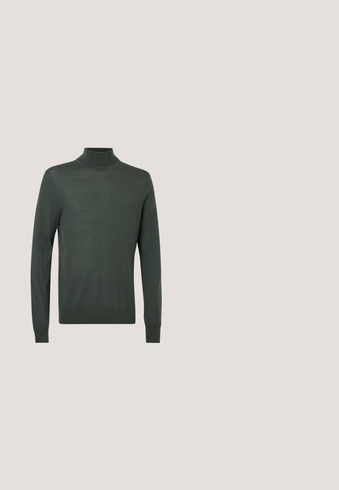 Mørkegrøn turtleneck sweater lavet af blødt, let materiale. Har lange ærmer og en tætsiddende pasform med ribbede detaljer ved ærmekanterne og udskæringen.; Kordfløjlsskjorte i mørk navy med knaplukning foran, spidse kraver, to brystlommer og lange ærmer med knapmanchetter.; Lyseblå denim jeans med lige ben. Har en fem-lomme design, knaplukning og en falmet tekstur mod bunden.; Brune læder dress sko med en glat finish, rund tå, fire snørehuller og en lav sort gummihæl. Enkel design uden mønstre.; Smal sort slips med et subtilt geometrisk mønster, lavet af glat stof med en spids ende.; Sort polo-shirt med guld logo, mørke denim jeans og lyse sko. Olivengrøn kasket med logo. Modellen står med armene over kors mod en struktureret baggrund.