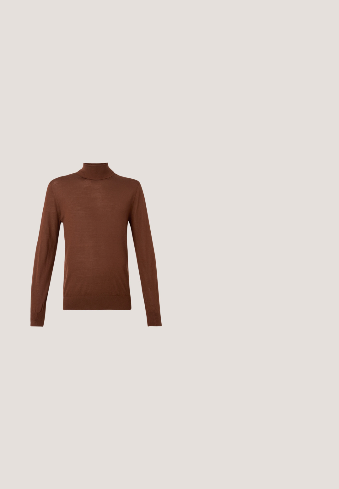 Pull à col roulé marron en matériau doux et léger, avec des manches longues, des bords côtelés et une coupe ajustée.; Chemise boutonnée de couleur beige clair avec un col, des manches longues, une poche poitrine et un tissu texturé. Présente six boutons sur le devant.; Pantalon marron sur mesure avec jambe droite, passants de ceinture, poches avant, bouton à l'avant et fermeture éclair.; Chaussure habillée marron en cuir à lacets flottant au-dessus d'un tapis beige avec un mobilier arrondi marron flou en arrière-plan.; Cravate marron à rayures avec de fines rayures blanches diagonales, en tissu lisse, présentant une extrémité pointue et une largeur uniforme.; Ceinture en cuir brun avec une boucle rectangulaire en métal noir, présentant des détails de couture le long des bords et une texture lisse.
