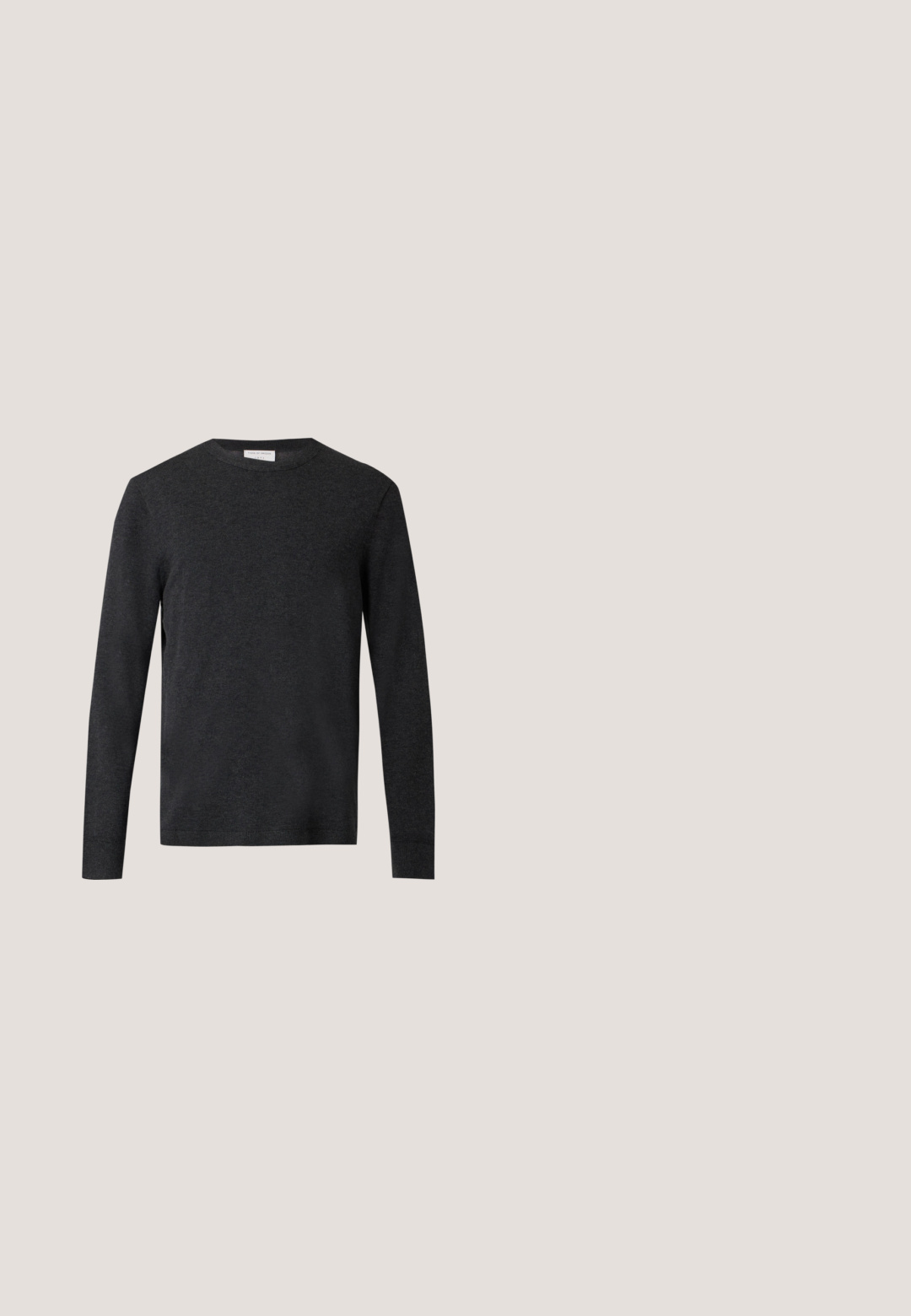Mørkegrå langærmet rundhalset sweater med en enkel, glat tekstur, vist fladt på en lys baggrund.; Sorte skræddersyede bukser med en glat tekstur, lige ben-design, sikker talje og uden synlige mønstre eller dekorationer.; Sort lædersko med glat overflade, rund tå, fem snørrehuller og lav blokhæl. Minimalistisk design med diskret syninger.; Sort slips med små hvide prikker, vist fladt på en lys baggrund.; Sort tekstureret lædermappe med to håndtag og en aftagelig skulderrem, med en sølvlynlås og metalbeslag.; Sorte læderbælte med en sølv rektangulær spænde og præget logo detalje. Flad design med en glat tekstur og klassisk finish.