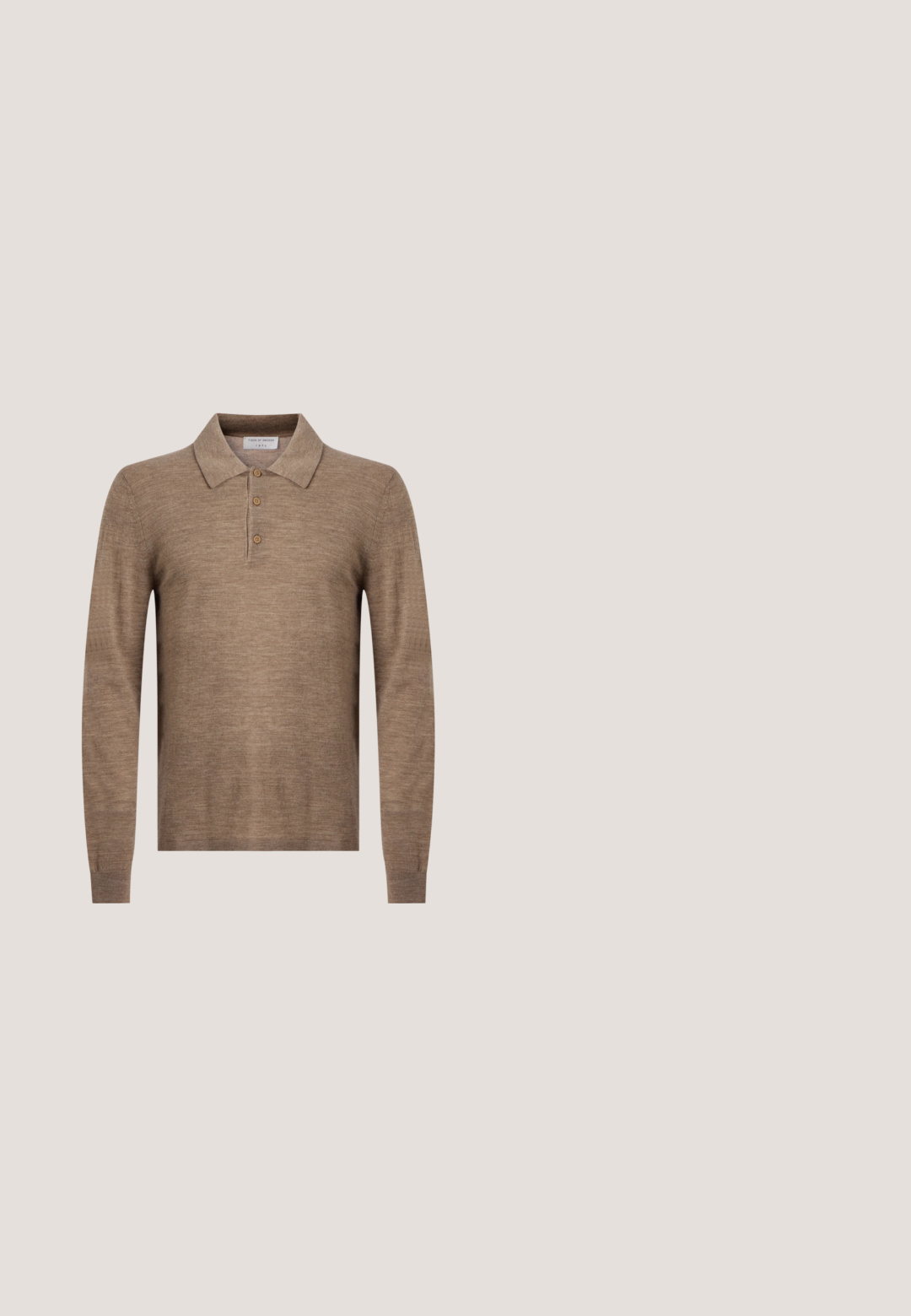 Polo marron en maille à manches longues avec trois boutons et un col, présenté sur un fond clair uni.; Chemise noire à manches courtes avec boutons, motif zigzag en maille ajourée et col large, portant l'étiquette "DRYKORN" à l'intérieur de l'encolure.; Shorts noirs coupés à la longueur du genou, avec passants de ceinture, fermeture par bouton et plis à l'avant.; Bottine noire en matériaux en daim et cuir, à bout rond, petit talon, accent métallique argenté sur le bout et panneaux latéraux élastiques.; Lunettes de soleil noires et écaille de tortue avec des verres rectangulaires gris et des montures épaisses et angulaires. Logo présent sur la branche.; Sac bandoulière en cuir marron foncé avec fermeture à rabat et sangle en tissu réglable sur fond blanc.