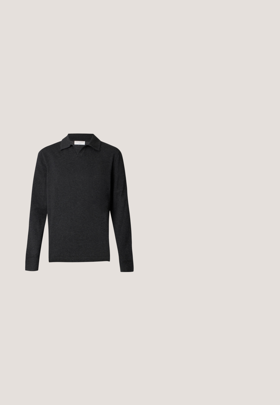 Donkergrijze gebreide trui met lange mouwen, een kraag en geribbelde manchetten en zoom, afgebeeld tegen een effen lichtgrijze achtergrond.; Witte longsleeve shirt van katoen, met een button-down kraag, een voorzak en een regular fit. Textuurstof met een gladde oppervlakte.; Zwarte, hoog getailleerde, op maat gemaakte broek met riemlussen, voorplooien, knoopsluiting en rechte, wijde pijpen op een lichte achtergrond.; Zwarte leren instappers met een ronde neus, voorzien van een gouden hardware accent en stikdetails, geplaatst op een lage, getextureerde rubberen zool.; Zwarte rechthoekige crossbodytas met voorvak met ritssluiting, verstelbare schouderband en zilveren rechthoekige logo-plaat op effen achtergrond.; Zwarte leren riem opgerold met zichtbare zilveren rechthoekige metalen gesp op een effen lichte achtergrond.