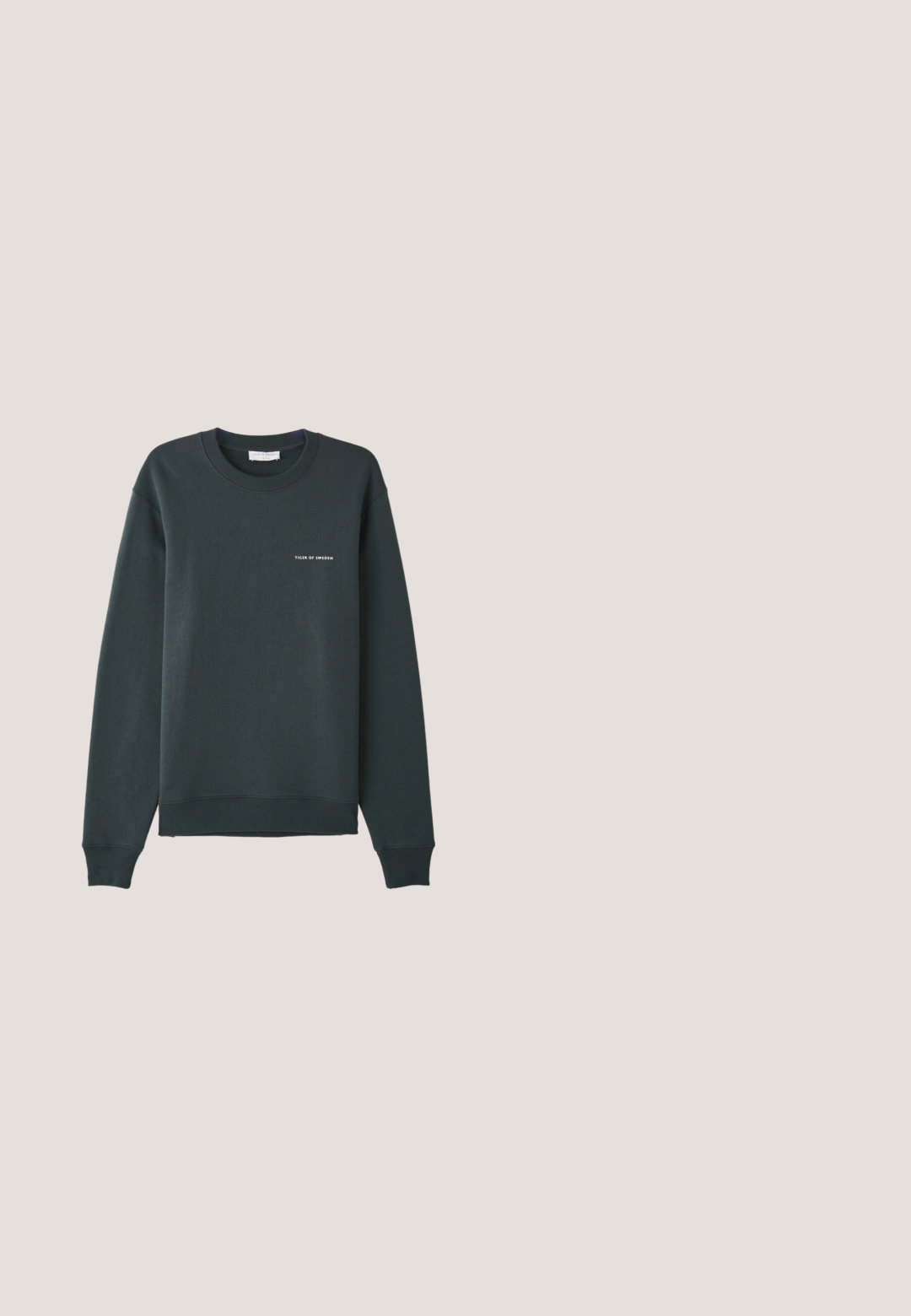 Sudadera verde oscuro, con cuello redondo, mangas largas, puños y dobladillo acanalados, que presenta un logo de texto blanco "TIGER OF SWEDEN" en el pecho.; Camiseta de cuello redondo verde oscuro, de manga corta, fabricada en un tejido suave, con un corte relajado, textura lisa, sin patrones ni acentos visibles.; Pantalones de vestir grises con una textura suave, que presentan pliegues, dos bolsillos frontales y un ajuste entallado. Confeccionados en una tela ligera.; Zapatilla deportiva gris de corte bajo con diseño de cordones, parte superior de cuero liso, detalles en ante en la puntera y el talón, y suela gruesa de goma.; Gafas de sol negras con lentes verdes, en forma de ojo de gato notablemente redondeada. Montura negra delgada con acentos metálicos en las patillas.; Maletín de cuero negro con superficie texturizada, dos mangos superiores, correa de hombro desmontable y sutil detalle de logo. Diseño rectangular y elegante.