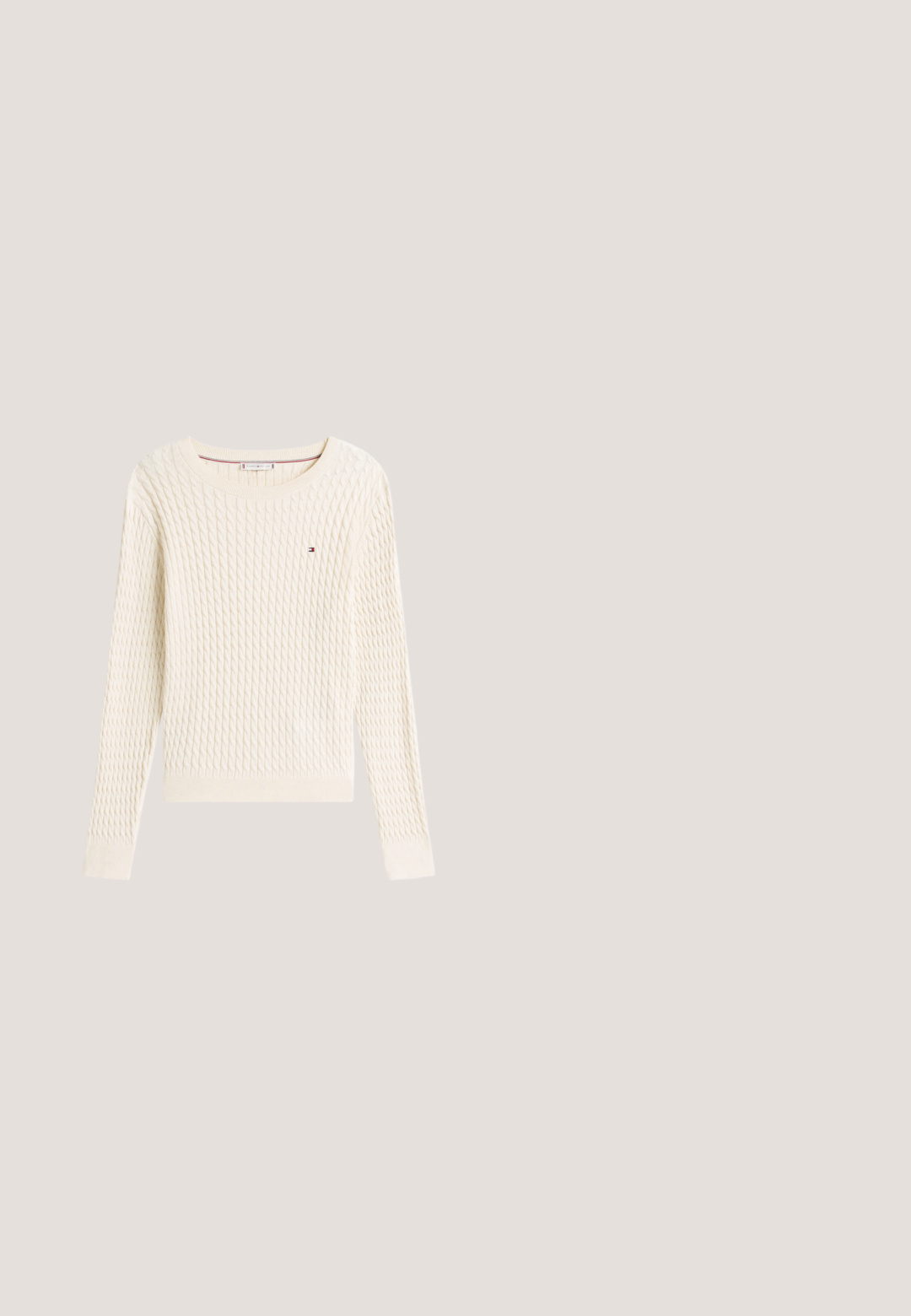 Flødefarvet kabelstrikket sweater med lange ærmer, rund hals og lille Tommy Hilfiger-logo på brystet.; Langærmet ternet skjorte i pink og beige nuancer med knaplukning foran, to brystlommer og et mærke på venstre bryst.; Sorte denim skinny jeans med høj talje, fem-lomme design, enkelt knaplukning og minimalistisk syning.; Sort lædersneaker med hvid sål og hælpatch, sorte snørebånd og gyldent "Tommy Hilfiger"-logo, der svæver over trægulve udendørs.; Sort nylon skuldertaske med gyldent beslag, der har et logo-accent, lynlås-lukning og en aftagelig rem for alsidige bærmuligheder.; Sølvfarvede halvcirkelformede creoler med riflet tekstur og trykknapslukning på hvid baggrund.