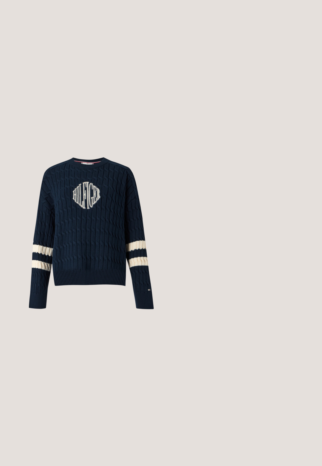 Marineblauer Strickpullover mit Kabelstruktur, versehen mit einem weißen gestickten Logo auf der Brust und cremefarbenen Streifen an den Ärmeln.; Kürzjacke aus Denim in Dunkelblau. Mit Knopfverschluss, spitzem Kragen, zwei vorderen Taschen und genähten Details an den Ärmeln und dem Saum.; Schwarze Jeanshose mit einem elastischen Bund und Kordelzug, weitem Bein und dezentem Used-Effekt. Mit zwei Seitentaschen.; Schwarzer Sneaker mit niedrigem Schnitt, weißer dicker Sohle und dem Logo „HUGO“, das über Holzdielen im Außenbereich schwebt.; Burgunderfarbene gepolsterte Stoffhandtasche mit einem geschwungenen, gerafften Griff, einem Reißverschluss und einem kleinen schwarzen Lederschild. Logo auf der Vorderseite sichtbar.; Silberne Ohrringe in Muschelform mit strukturierten Rillen und glatten Kurven, ausgestattet mit einer klaren Rückseite für sicheren Halt.