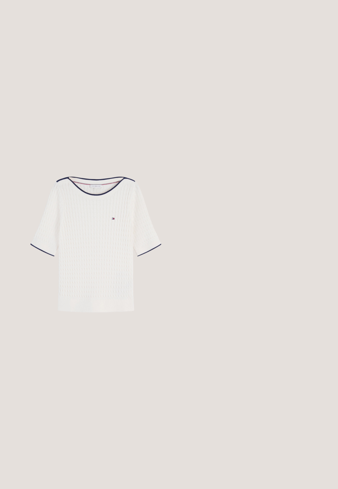 Hvid kortærmet strikket sweater med navy kant på krave og ærmer, med et lille Tommy Hilfiger-logo på brystet.; Mørkeblå cropped jakke med knaplukning foran, to brystlommer, lange ærmer og en krave, vist på en hvid baggrund.; Lyseblå vide jeans lavet af denim, med en snøre i taljen, to frontlommer og subtilt slid for tekstur.; Lyseblå afslappet mokassin sko med hvid sål og snøredetaljer, hvilende på beige tæppe nær et brunt gennemsigtigt bord.; Off-white Tommy Jeans shoppertaske med korte håndtag, justerbar skulderrem og frontlogo på ensfarvet baggrund.; Sølvarmbånd med et hjerteformet lås, der har et dobbelt kæde-design, logo indgravering samt en rød, hvid og blå accentdetalje.