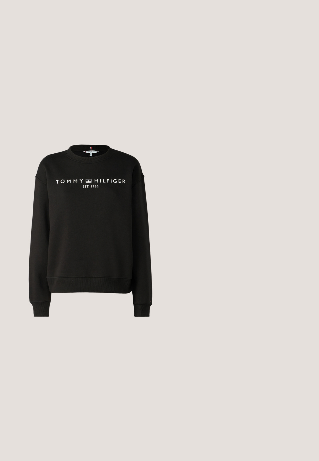Schwarzer Pullover aus Baumwollmix, mit Rundhalsausschnitt, gerippten Bündchen und dem Text "TOMMY HILFIGER EST. 1985" in Weiß.; Himmelblaues, kurzes, knopfgeschlossenes Hemd mit langen Ärmeln, das feine Streifen und einen Kragen aufweist. Enthält kleine bestickte Markenkennzeichnung auf der Brust.; Schwarzer Satinrock in A-Linie mit glatter Textur und fließendem Saum, knielang, auf weißem Hintergrund dargestellt.; Schwarzer spitzer flacher Slingback-Schuh mit silberner Schnalle und niedrigem Absatz auf neutralem Hintergrund.; Schwarze übergroße Sonnenbrille mit geometrischer Form, ausgestattet mit dunklen Gläsern und einem kontrastierenden grauen Detail im Rahmen. Logo am Bügel.; Silberner Armreifen mit ineinandergreifenden rechteckigen Gliedern, glatte Oberfläche, mit eingravierten Markeninitialen. Rundes Design, metallisches Finish.