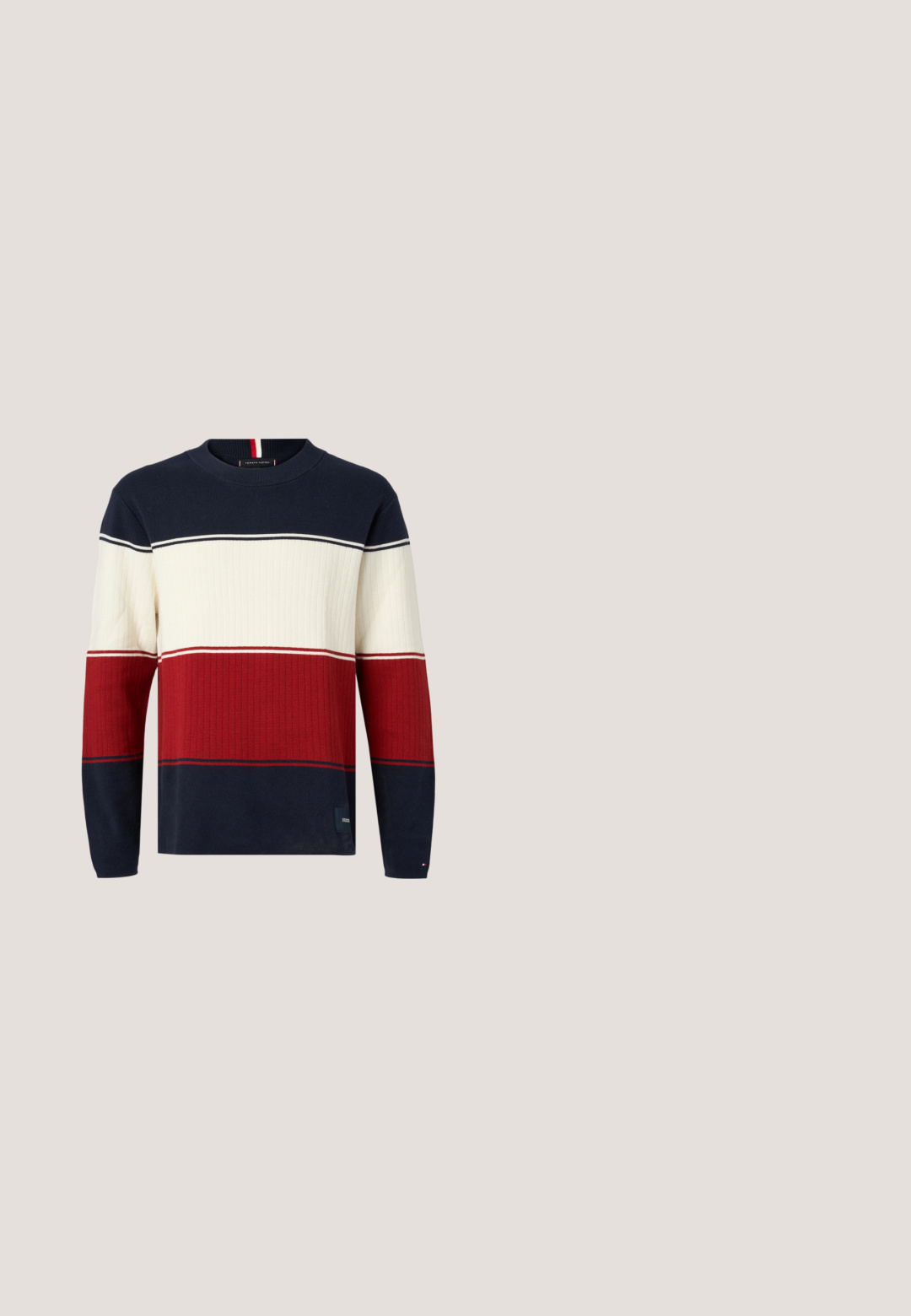 Marineblå, cremefarvet og rød stribet sweater med ribbet struktur og rund hals. Vandrette farvbånd i varierende bredder. Mærket synligt ved sømmen.; Beige tekstureret langærmet jakke med knaplukning foran, tre lommer og lille Tommy Jeans-logo på brystlommen og kraveetiketten.; Lys blå vaskede denimshorts med et klassisk 5-lommers design, knaplukning og subtile falmninger. Ren kant og synlig tekstur.; Brun læder ankelstøvle med tekstureret overflade, sorte accenter, rund tå og robust sål, der har seks hulle til snørebånd.; Marineblå corduroy crossover taske med lynlås, justerbar rem og logo-patch i rød, hvid og blå. Kompakt firkantet design med tekstureret stof.; Sort metal linksarmbånd med rektangulære sammenkædede segmenter, arrangeret i en cirkulær form på en hvid baggrund.