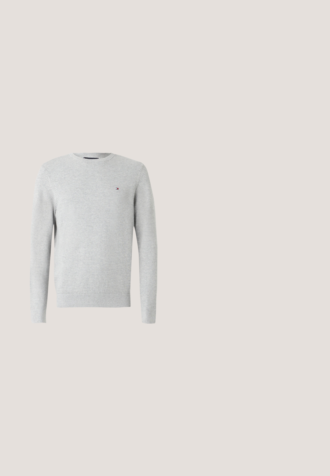 Γκρι ανοιχτό μακρυμάνικο φούτερ τύπου crewneck με διακριτό υφαντό σχέδιο και μικρό λογότυπο σε κόκκινο, λευκό και μπλε στο αριστερό στήθος.; Ναυτικό κοντομάνικο πουκάμισο με κάθετες λευκές ρίγες, με υψωμένο γιακά και μαύρους κουμπιά μπροστά. Φτιαγμένο από ελαφρύ ύφασμα.; Χακί παντελόνια με φαρδιά γραμμή από απαλό βαμβάκι, με ένα κούμπωμα με κουμπί, τσέπες μπροστά και ορατές ραφές κατά μήκος των ραφών.; Μαύρο δερμάτινο μοκασίνι με ανοιχτή φτέρνα, χαμηλό τακούνι και ραφές στην πάνω και κάτω πλευρά, εμφανιζόμενο σε προφίλ πλάγια σε λευκό φόντο.; Μαύρα ορθογώνια γυαλιά ηλίου με σκούρους φακούς. Οι υφασμάτινοι μαύροι βραχίονες διαθέτουν μια μικρή λεπτομέρεια λογότυπου. Σύγχρονος σχεδίασμος με ματ φινίρισμα.; Μπεζ τσάντα tote με πλαινά πάνελ από δίχτυ, δύο φαρδιές λαβές, μπροστινή τσέπη με φερμουάρ και μικρό λογότυπο από δέρμα στο κάτω κέντρο.