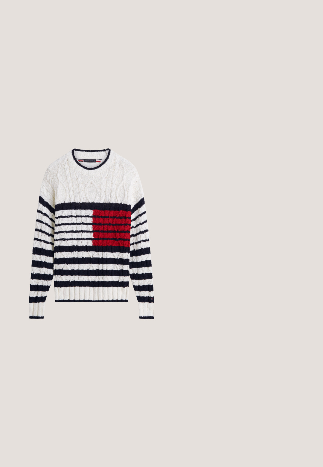 Weißer Strickpullover mit Zopfmuster, mit marineblauen Streifen und einem roten Blockmuster auf der Brust. Rippstrick an Kragen und Bündchen mit Markenlogo.; Hemd aus Baumwolle in Navyblau mit Knöpfen, langärmlig, zwei Brusttaschen und einem klassischen Kragen. Glatte Textur mit einem lässigen Design.; Hellblaue Denim-Jeans mit geradem Bein, Knopfleiste, fünf Taschen und subtilen Verwaschungen. Mit metallischen Hardware-Details ausgestattet.; Dunkelblaue Knöchelstiefel aus strukturiertem Leder, mit burgunderfarbenen Schnürsenkeln und Metallösen, einer robusten Gummisohle und einem Kunstpelzfutter.; Dunkelblaue rechteckige Sonnenbrille mit grauen Gläsern, roten Akzenten und einem kleinen Markenlogo an den Bügeln.; Kompakte dunkelblaue Umhängetasche mit abgerundeten Kanten, beigen Seitenlaschen und einem verstellbaren schwarzen Gurt.