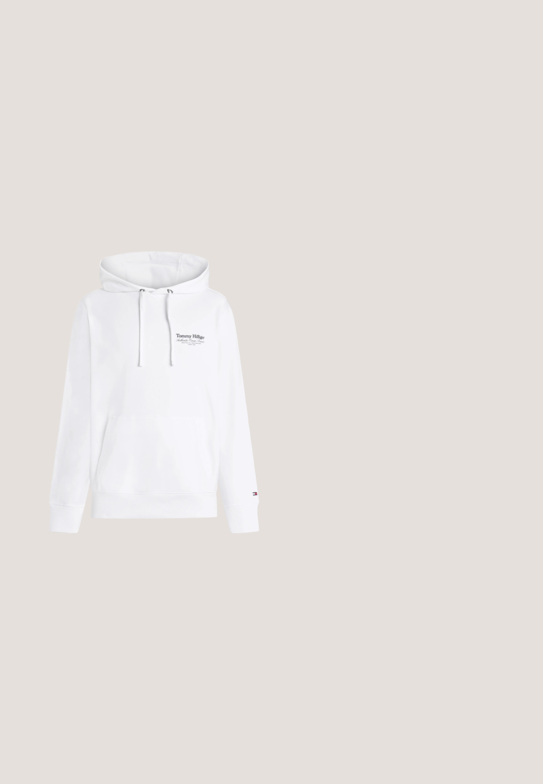 Valge kapuutsiga dressipluus esitasku, nööriga kapuuts, väike must Tommy Hilfigeri logo rinnal ja väike lipulogo randmel.; Tumedast sinine pullover polüestrisegus, millel on krae disain, suur punane kiri "ICECREAM EUROPE" ja broderitud graafika.; Heledast hallid dressipüksid elastse vöökohaga ja nööriga, sirgete sääreosade ja küljetaskutega.; Valge madala lõikega tennisking halli kandklambri, valgete paelte ja tekstuuriga tallaga, esitletud ühtlasel heledal taustal.; Mustade ruudukujuliste raamidega päikeseprillid, millel on pruunikad toonitud läätsed ja kuldsed detailid silla ja sangade juures, kujutatud valgel pinnal.; Mustast lõuendist õlakott kahe sangaga, esitasku ja sinise tikandiga "LES DEUX" esitaskul.