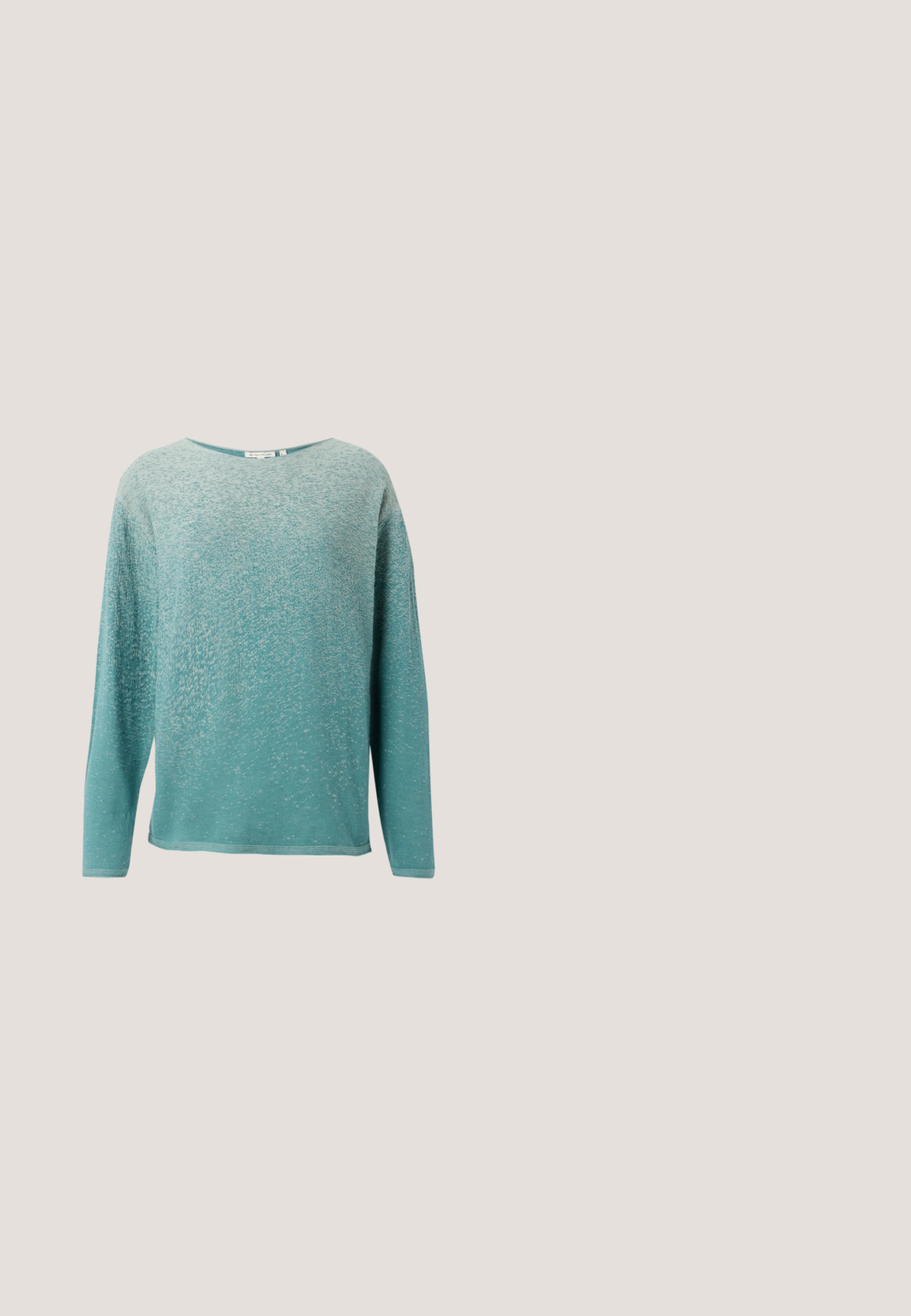 T-shirt à manches longues en bleu sarcelle avec une finition texturée, présentant un large décolleté et une coupe décontractée, mettant en valeur des nuances de couleurs variées.; Chemise boutonnée vert clair à col, en tissu texturé, avec des manches longues et des boutons marron sur le devant. Coupe décontractée et finition douce.; Pantalons de survêtement gris avec une taille élastique à cordon de serrage, design à jambe droite et bande latérale rose clair. Fabriqués en tissu doux et confortable.; Baskets avec une tige en mesh gris clair, des accents argentés, des lacets beige et une semelle en gomme flexible avec un motif texturé pour l'adhérence.; Sac transparent en plastique avec motif en losange et petite pochette zippée argentée fixée, ornée d'une plaque avec logo.; Une paire de boucles d'oreilles géométriques en argent de forme hexagonale avec de petits cristaux incrustés le long des bords, sur un fond clair.