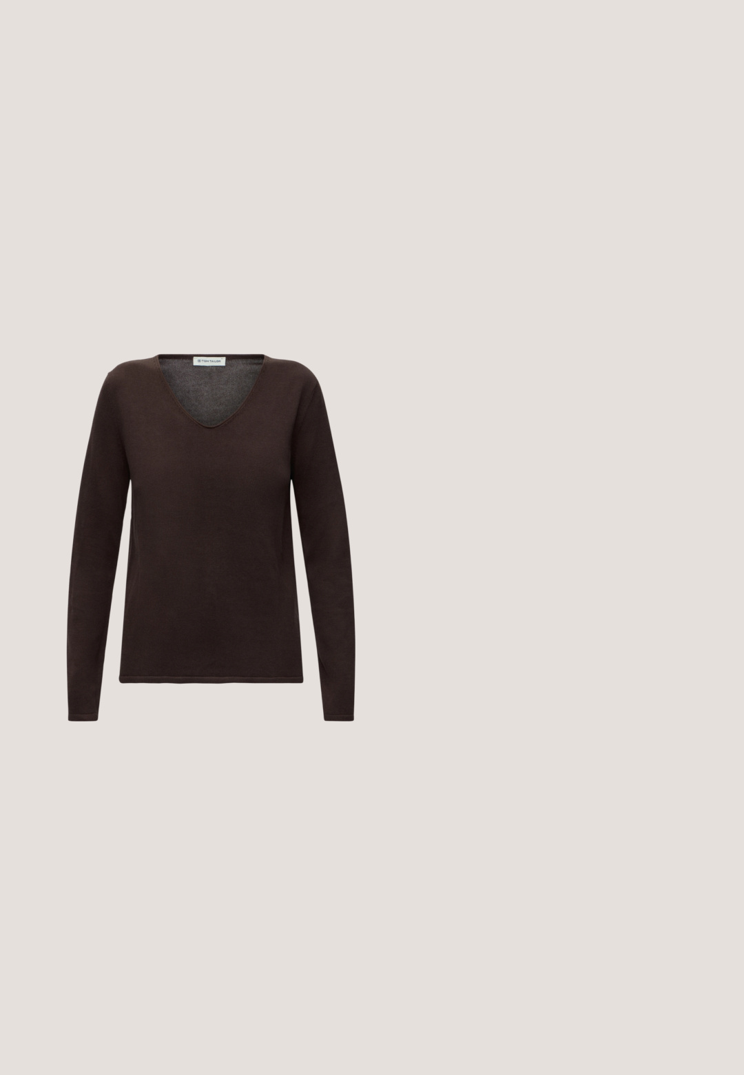 Donkerbruine lange mouw V-hals trui met een eenvoudig ontwerp en een klein merkje binnen in de hals.; Bruine corduroy overhemd met een kraag, knopen aan de voorkant en lange mouwen. Heeft een gestructureerde stof en een iets oversized pasvorm.; Bruine wijduitlopende broek met witte polkadotjes, elastische tailleband en trekkoorddetail, gepresenteerd op een effen lichte achtergrond.; Donkerbruine leren pump met spitse neus en lage gebogen hak op een witte achtergrond.; Bruine leren handtas met een geaccentueerd ontwerp, gouden kettinghengsel en een zachte, textuurafwerking. Compacte vorm geschikt voor avondgebruik.; Een paar glanzende gouden oorringen met een gladde afwerking en een kleine sluiting op een effen lichte achtergrond.