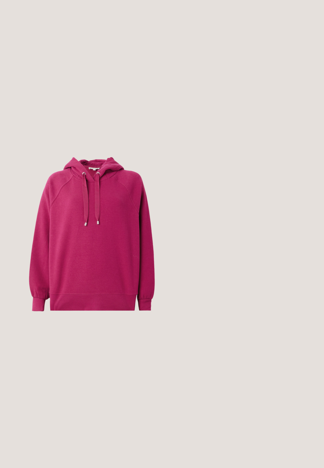 Fuchsia hoodie met raglanmouwen, voorzien van koordjes, geribbelde manchetten en een effen structuur. Geen zichtbare logo's of patronen.; Witte katoenen V-hals t-shirt met korte mouwen, een relaxte pasvorm en etikett vlakbij de halslijn. Soepele textuur, geen patronen of accenten.; Donkergrijze sweatpants in slim-fit met verstelbare trekkoorden in de tailleband en zijzakken, plat gelegd op een lichte achtergrond.; Witte en beige casual sneaker met grijze zool, zilveren hielaccent, "GAP" logo aan de zijkant en een profielzool op een neutrale achtergrond.; Zwarte fluffy totebag met dubbele hengsels met een gestikt ontwerp, een rechthoekig lichaam en een label aan de voorkant met de tekst "MADS NØRGAARD COPENHAGEN."; Zilveren metalen druppeloorbellen met een gladde, reflecterende oppervlakte en een druppelvorm, voorzien van een naadloos ontwerp en zonder zichtbare versieringen.