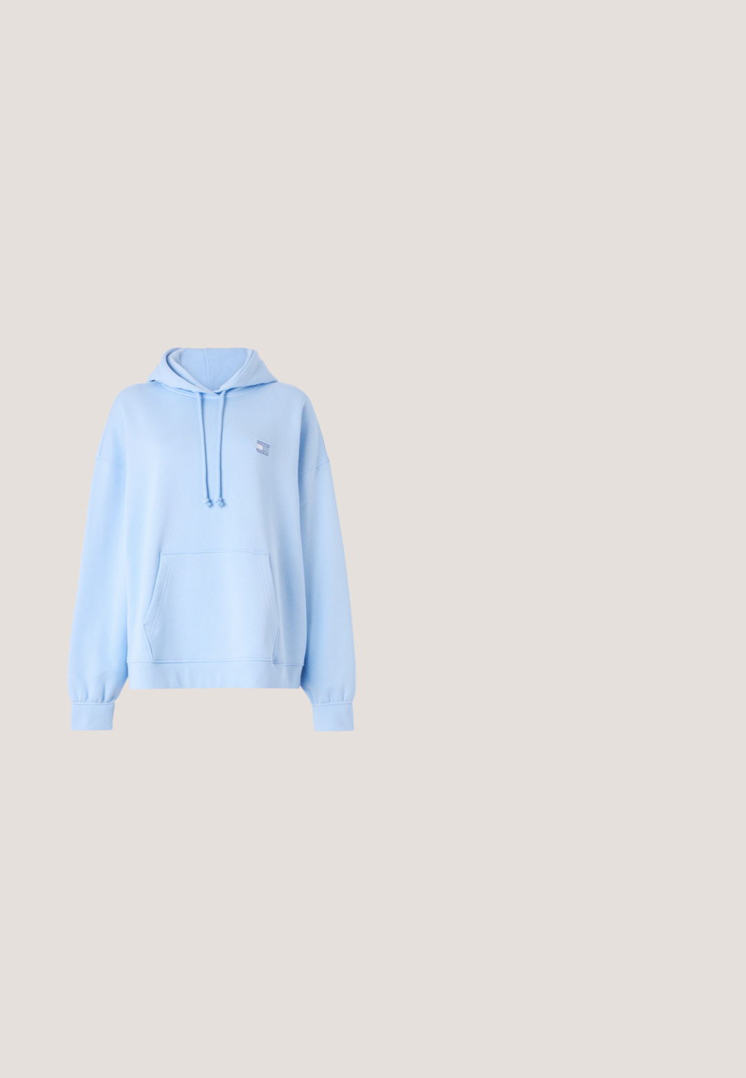 Sudadera azul claro hecha de tela suave, con capucha ajustable, bolsillo canguro y puños acanalados. Pequeño logo en la parte delantera izquierda.; Camiseta verde de manga corta con diseño de escote en V, hecha de suave tela de algodón, que presenta líneas limpias y un ajuste relajado.; Falda larga de color azul marino, hecha de un tejido texturizado con una cinturilla elástica y sutiles rayas verticales.; Zapatilla blanca de corte bajo con suela gruesa, diseño con cordones y detalles de costura sutiles sobre un fondo claro y uniforme.; Bolso de ante marrón con forma curva de media luna. Cuenta con una correa para el hombro, una pequeña etiqueta y costuras visibles a lo largo de los bordes.; Cinturón de imitación de cuero marrón con una hebilla rectangular plateada, que presenta un borde texturizado y acentos de hardware circular.