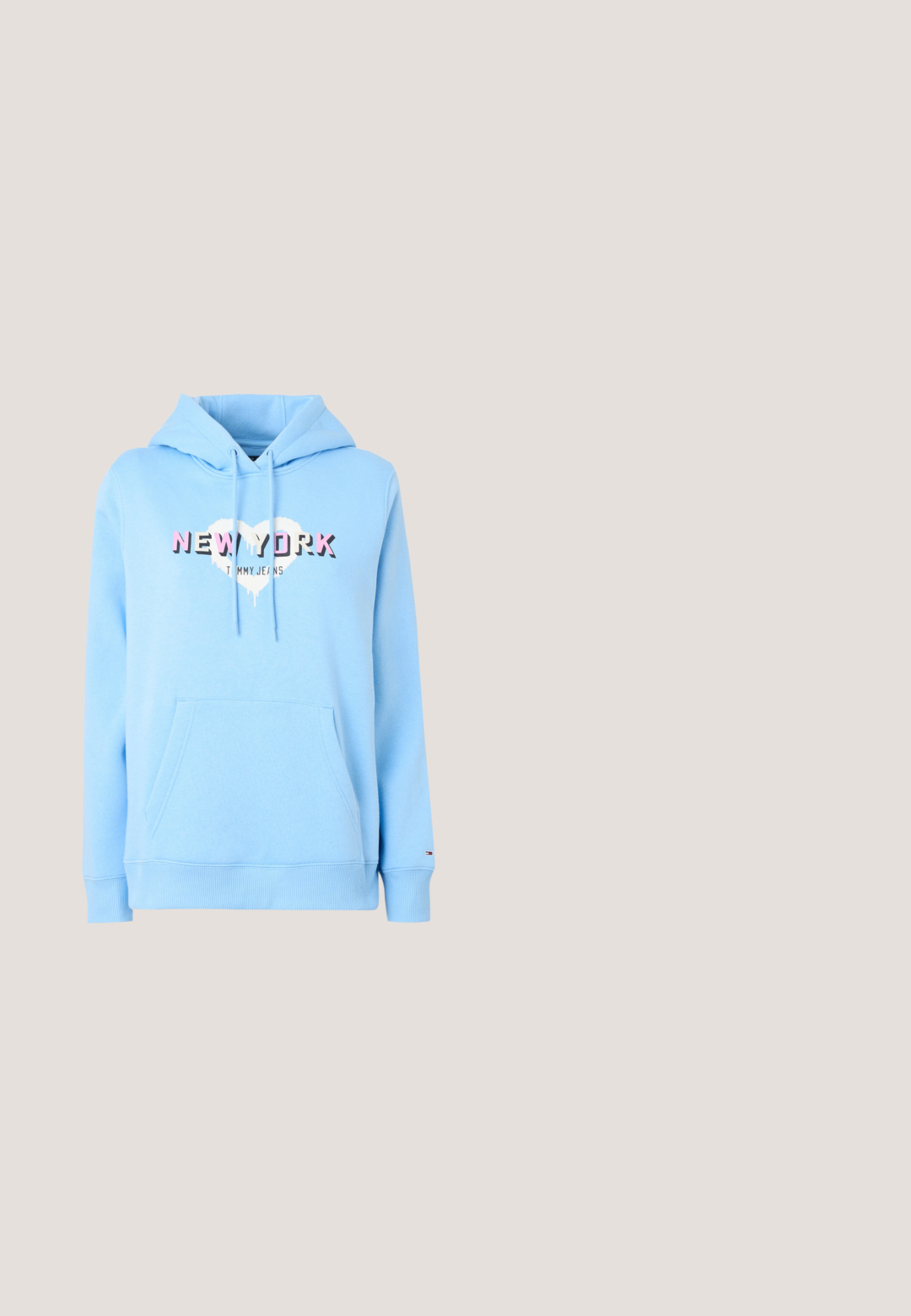 Lyseblå hættetrøje med en frontlomme. Udsmykket med et trykt "NEW YORK" logo i pink og sort, med et hjerte-design.; Hvid bomulds t-shirt med korte ærmer, rund hals og et rødt og blåt broderet logo på venstre side. Glat tekstur, afslappet pasform.; Mørkeblå denimjeans med en lige pasform, medium talje, fem-lomme-design og kontrastfuld orange syning over det hele.; Hvide lærreds sneakers med beige ruskindsdetaljer, perforeret tåboks, flade snørebånd og en struktureret cremefarvet sål. Har diskret branding på hælen.; Lille rektangulær mørkebrun ruskind crossbody taske med quiltet ternet mønster og justerbar læderrem med guldfarvet hardware.; Sølv kugleformet ørestik og guldfarvet kubisk ørestik placeret på en hvid baggrund.
