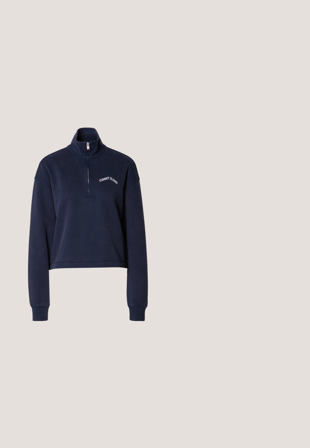 Sweat-shirt court bleu marine avec col haut, demi-fermeture éclair et logo blanc "TOMMY JEANS". Tissu doux et poignets côtelés.; T-shirt en coton blanc à manches courtes, avec un graphique de botte de cowboy rouge sur le côté gauche de la poitrine. Texture douce, coupe décontractée.; Pantalons cargo noirs en nylon brillant avec une taille élastique, cordon de serrage réglable, poches latérales et poignets élastiques.; Bottine noire avec panneaux élastiques sur les côtés et languettes de traction, dotée d'une semelle épaisse portant la mention "TOMMY". Design simple et épuré sur fond blanc.; Sac noir matelassé de forme cylindrique, fabriqué en matériau doux. Il dispose d'une bandoulière noire et de quincaillerie en argent. Fermeture zippée.; Boucles d'oreilles demi-cercles ton argent avec texture striée et fermoirs à pression sur fond blanc.