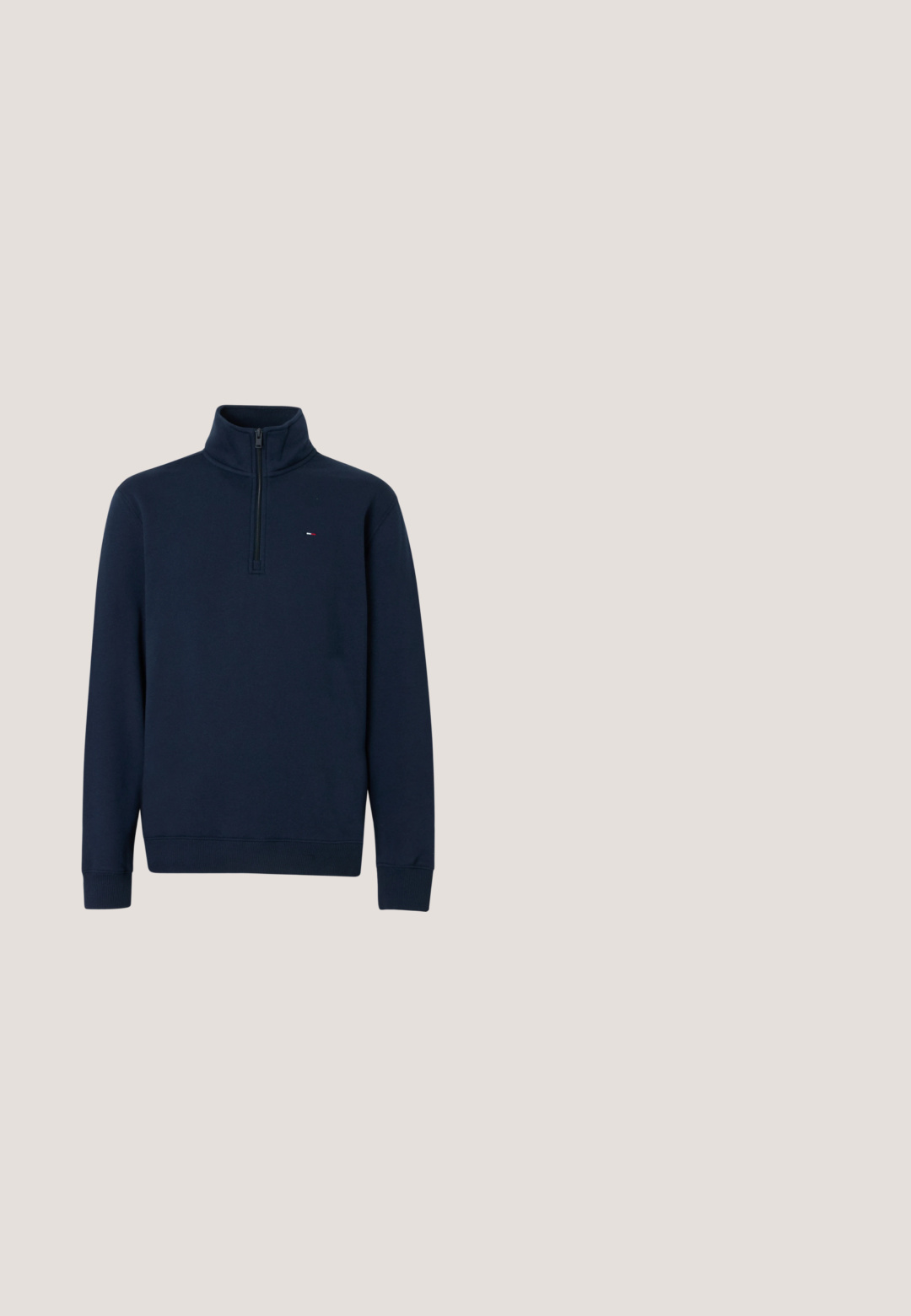Mørkeblå fleecepullover med høj krave, halvlukning med lynlås og ribstrikkede ærmeender. Har et lille logo på brystet. Glat tekstur.; Mørkeblå tekstureret jakke med lynlås foran, to klaplommer på brystet, lange ærmer og en klassisk krave på hvid baggrund.; Lyseblå denimjeans med lige ben, fem lomme-design og knaplukning i taljen.; Hvide sneakers med beige ruskindsdetaljer, rund tå, snøre design, struktureret gummisål, og logo detalje på siden og tungen.; Sorte rektangulære solbriller med grå linser, tynd metalramme og elegant design; har en skaldet accent på stængerne.; Sort læder crossbodytaske med klaplukning, justerbar rem og præget logo. Glat tekstur og minimalistiske designelementer.