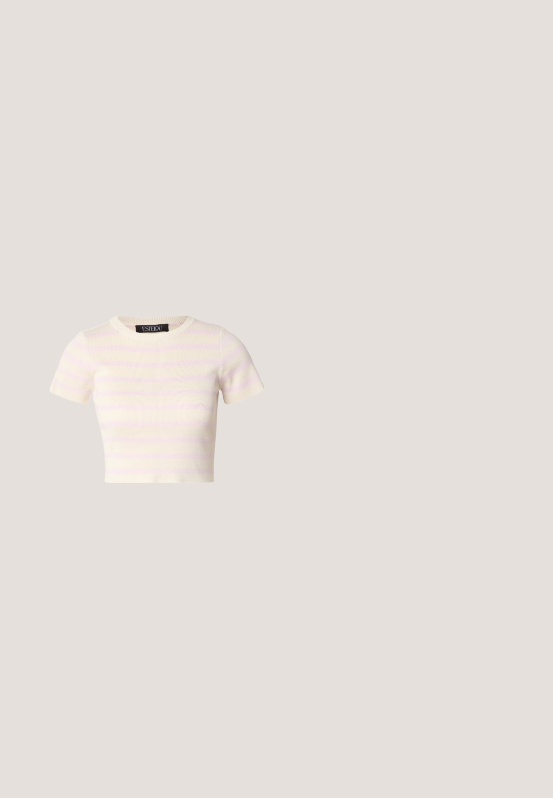 T-shirt court en maille côtelée rayée crème et rose pâle, avec manches courtes et col rond, par Estelou.; Veste en denim gris clair avec un col, fermeture éclair à l'avant, deux poches poitrine et manches retroussables. Texture usée évidente.; Jean évasé bleu clair en denim. Il présente une fermeture par bouton, cinq poches et une texture délavée avec des ourlets sans couture.; Baskets à plateforme blanches avec semelle épaisse et imposante, lacets sur le devant et logo de la marque Buffalo sur le côté, vues de l’extérieur.; Lunettes de soleil à monture transparente avec des verres bleus arrondis et des branches fines reposant sur une surface blanche.; Petit sac à main Juicy Couture rose vif avec détail en chaîne argentée et lettrage du logo sur le devant, une seule bandoulière étroite.