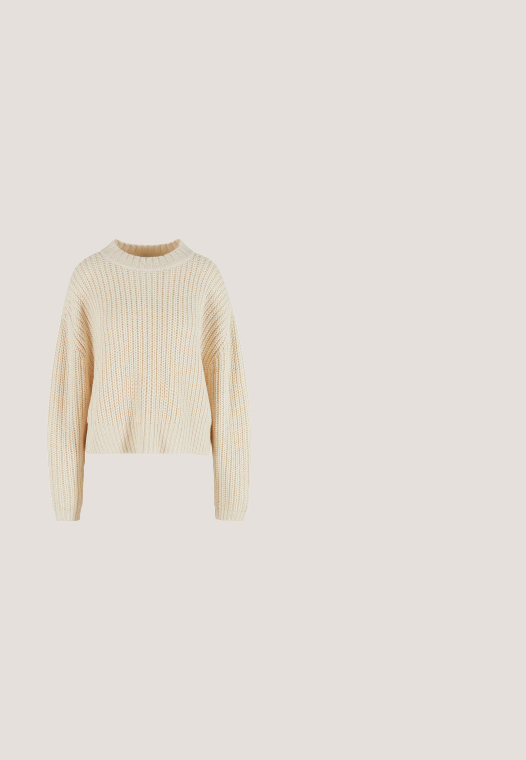 Cremfarbener, gestrickter Pullover mit hohem, ribbeligem Kragen, weiten Ärmeln und einem strukturierten Muster. Kürzer geschnitten mit ribbeligem Saum.; Beige Langarmshirt aus weichem Stoff, mit Knopfverschluss, zwei Brusttaschen und geradem Saum. Dezente Logo-Stickerei auf der Vorderseite.; Helle blaue Denim-Jeans im weiten Schnitt mit hoher Taille, fünf Taschen und einem Knopfverschluss. Ausgebleichtes Muster am unteren Ende.; Weiße Low-Top-Sneaker mit Schnürdesign, glattem Lederobermaterial, dezenten abgenähten Einsätzen und hellbrauter Gummisohle.; NA-KD Schal - beige; Braune Leder-Umhängetasche mit silberfarbener Schnalle und verstellbarem Riemen vor einfachem hellem Hintergrund.