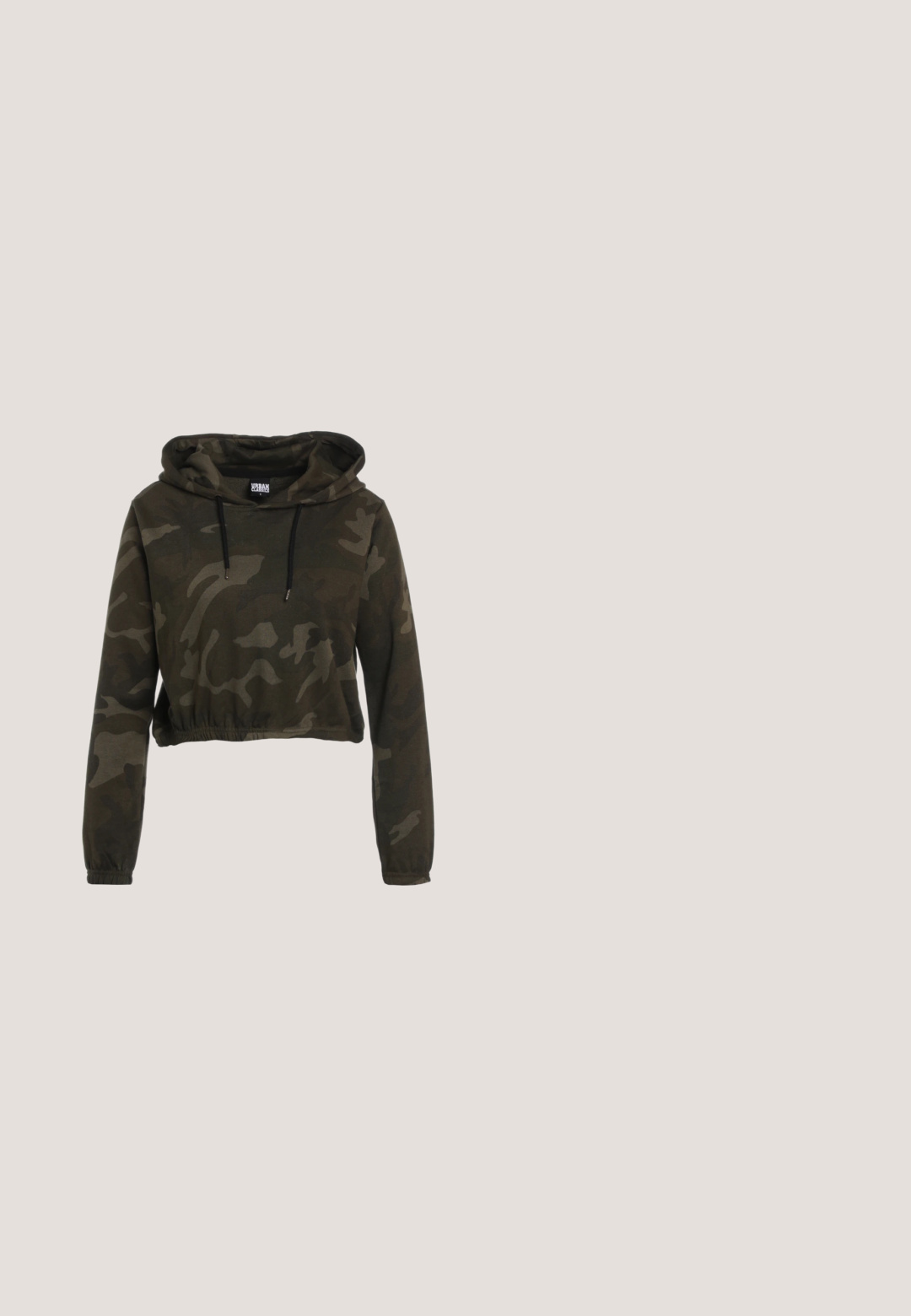 Zkrátená mikina s kapucňou v tmavom camouflage, sťahovacia šnúrka na kapucni, dlhé rukávy a elastický lem. Vyrobená z mäkkej, textúrovanej tkaniny.; Tmavosivá dámska tričko s krátkym rukávom s čiernym abstraktným maskáčovým vzorom a okrúhlym výstrihom, značka Urban Classics, veľkosť S.; Jogger nohavice s maskáčovým vzorom v tmavozelenej a čiernej farbe, s elastickým pásom, šnúrkou, bočnými vreckami a elastickými lemami.; Čierne športové tenisky s kombináciou sieťoviny a syntetickej kože, zaoblenou špičkou, štruktúrovanou podrážkou a plochými šnúrkami. Doplnkové pútko.; Ľadvinka v béžovej a čiernej zvieracej potlači, s zakriveným tvarom, mäkkou textúrou a nastaviteľným čiernym popruhom.; Zlatisto tónovaný viacvrstvový náhrdelník s výrazným príveskom "Vodnár", s kombinovanými textúrami reťazí a lesklým povrchom.