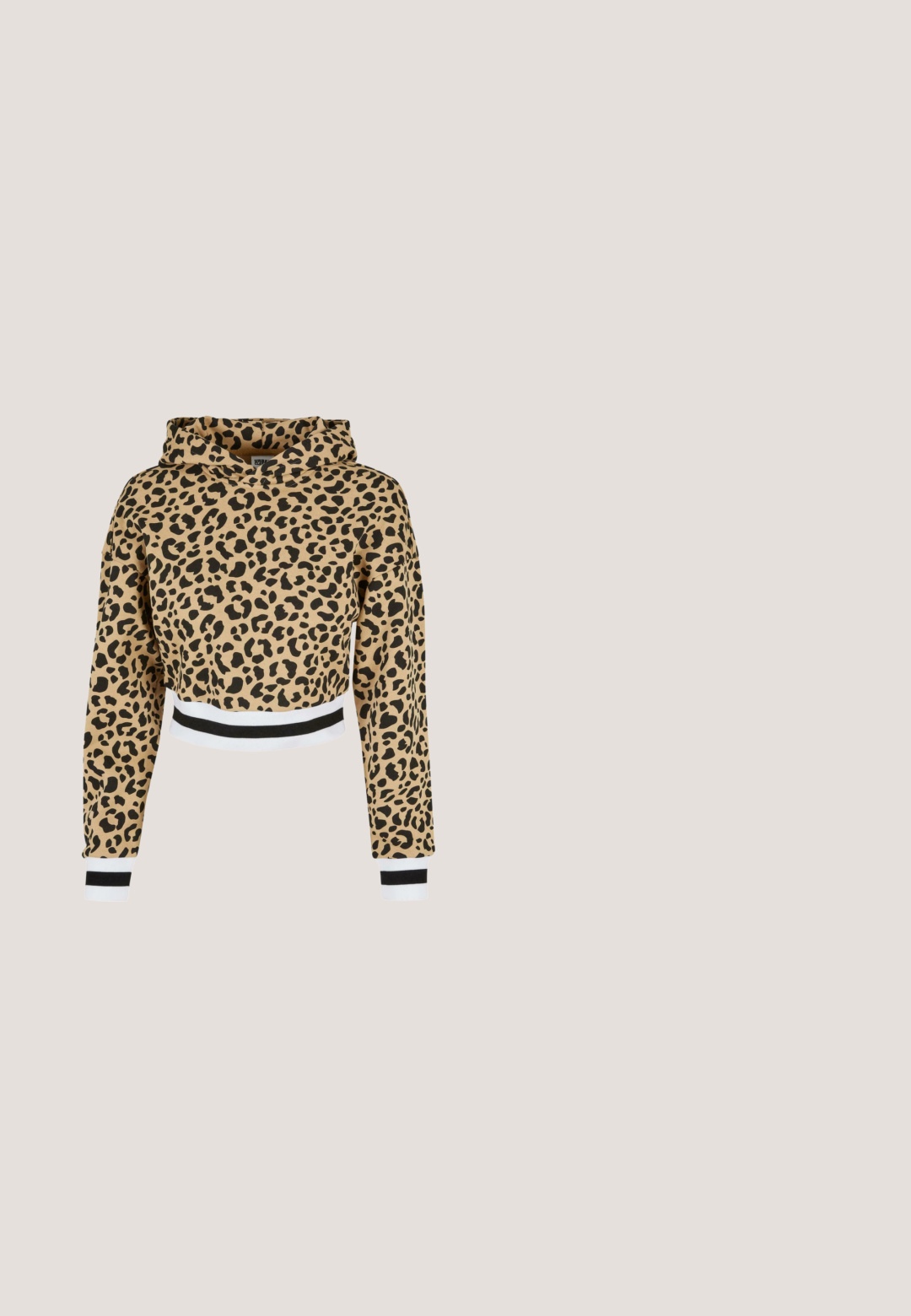 Strihaná mikina v béžovej farbe s čiernym leopardím vzorom. Obsahuje šnúrku na kapucni a ribbový lem s čierno-bielymi pruhmi na manžetách.; Košela s leopardím vzorom, ktorá má gombíkový dizajn, dlhé rukávy, dve náprsné vrecká a golier. Vyrobená z mäkkej tkaniny s teplou farebnou paletou.; Legíny s leopardím vzorom na čiernom pozadí, s hladkou textúrou a priliehavým strihom. Ozdobené hnedými a zlatými škvrnami.; Nízka platformová teniska z oranžovej kože, s bielymi šnúrkami a leopardími vzormi na stranách, päte a jazyku, na neutrálnom pozadí.; Malá lesklá oranžová kabelka s krátkymi rukoväťami, dlhým remienkom, strieborným zipsom a bielym logom Puma s textom vpredu.; Náramok zlatého reťazca s predĺženými článkami a príveskom v tvare červeného srdca.