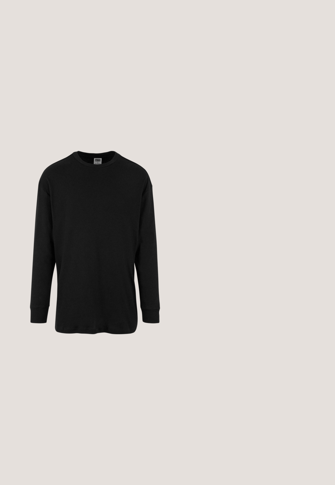 Camiseta de manga larga negra hecha de algodón, con cuello redondo y puños de canalé. Textura suave, diseño sencillo sin patrones.; Camisa de manga corta en tejido navy con un estampado de flores y paisley en crema, con cuello y cierre de botones en la parte delantera.; Pantalones cortos de mezclilla azul oscuro con cierre de botón, trabillas para cinturón y costuras blancas a lo largo de las costuras y el dobladillo.; Mocasines de ante negro con suela de goma plana, que presentan una correa decorativa, detalles de costura y un acento rojo en el talón.; Gafas de sol negras en forma de cuadrado con lentes gris degradado, montura de plástico, detalles dorados en las patillas y un diseño elegante y minimalista.; Pulsera de malla de plata con un diseño flexible, forma circular, cierre de langosta y una cadena ajustable con una pequeña etiqueta.