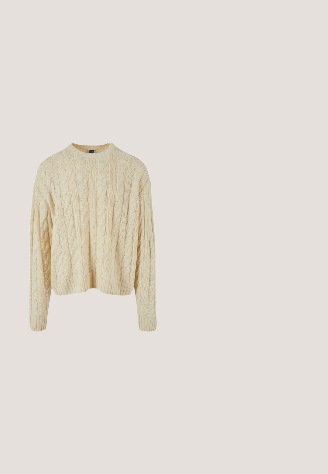 Crème-kleurige gebreide trui met een kabelpatroon, ronde hals en geribde manchetten en zoom. Gemaakt van zachte, gestructureerde stof.; Lichtblauwe spijkerjacket met een puntige kraag, lange mouwen, borstzak en zichtbare stiksels; relaxte pasvorm en versleten textuur.; Donkerblauwe recht gesneden spijkerbroek met knoop aan de voorkant, ritssluiting, riemlussen en voorzakken.; Donkerbruine leren hoge laars met veters aan de voorkant en een lichtbruine rubberen zool, zijaanzicht.; Donkerblauw vierkant sjaaltje met beige bloemen- en paisleypatronen, licht gevouwen in het midden tegen een witte achtergrond.; Donkerbruine gevlochten leren riem met een rechthoekige messing gesp, opgerold met gedetailleerd stiksel op de gesp lus tegen een witte achtergrond.