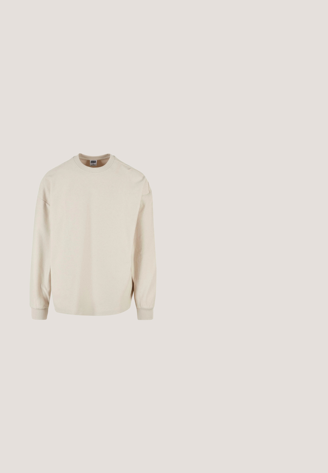 Beige geribbelde sweatshirt met lange mouwen en een ronde halslijn, met verlaagde schouders en geribbelde manchetten. Zachte textuur en een ontspannen pasvorm.; Beige overhemd met korte mouwen en knopen, voorzien van een campkraag, gemaakt van een lichtgewicht stof, plat weergegeven op een witte achtergrond.; Lichtblauwe denimshorts met een recht ontwerp hebben vijf zakken, een ritsvlieg en een licht vervaagde textuur.; Witte canvas sneakers met een rubberen zool, voorzien van zes oogjes, een gestructureerde neuskap en een minimalistisch ontwerp.; Bruine schildpaddenbril met ronde monturen, groene lenzen en gemusterde pootjes. Heeft het merklogo op één poot.; Crèmekleurige canvas boodschappentas met voorvak, twee handvatten, verstelbare schouderriem en kleine gele "O.N.S" tekst rechtsonder op het vak.