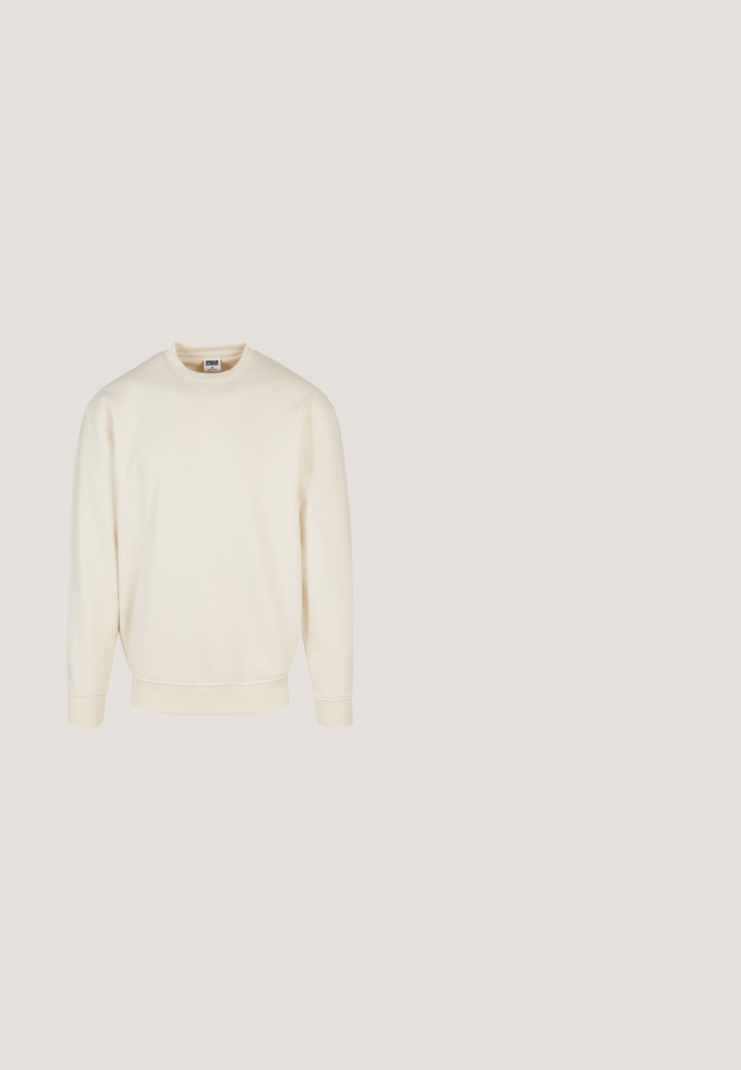 Crème kleurige sweatshirt met een geribde halslijn en boorden. Heeft een losse pasvorm, zachte textuur en geen zichtbare patronen of graphics.; Beige overhemd met lange mouwen, knopen, een kraag en één borstzak, gemaakt van stevig stof.; Lichtblauwe denim jeans met een rechte pijp, vijfzakkenontwerp en een licht verweerde look. Voorzien van een knoop- en ritssluiting.; Witte vetersneaker die boven een houten bank zweeft met groene bladeren op de achtergrond, waarbij het ontwerp en de textuur van de schoen worden getoond.; Crèmekleurige canvas boodschappentas met voorvak, twee handvatten, verstelbare schouderriem en kleine gele "O.N.S" tekst rechtsonder op het vak.; Bruine leren riem met zilverkleurige rechthoekige gesp, voorzien van meerdere verstelgaten en een gestikte leren lus. Glad oppervlak.