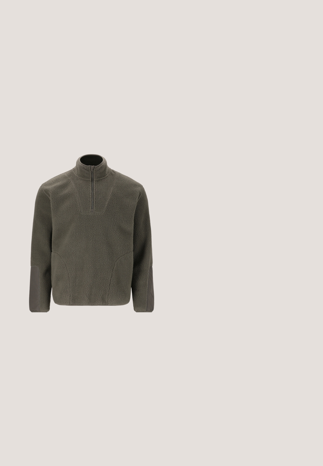 Olijfgroene fleece trui met kwartsluiting, hoge kraag en versterkte stukken op de mouwen, ontworpen voor warmte en casual gebruik.; Witte katoenen T-shirt met korte mouwen, voorzien van een marineblauw geborduurd logo op de linkerborst en een levendige kleurenaccent boven het logo.; Olijfgroene broek met rechte pijpen, elastische tailleband en ritssluitingen aan de zijkanten met gele trekker.; Bruine leren wandelschoenen met zwarte accenten, gestructureerde bovenkant en een witte tussenzool. Voorzien van een logo en een vetersysteem voor een veilige pasvorm.; Zwarte nylon tas met een hoofdcompartiment en twee voorkoffer, met een eenvoudig ontwerp, verstelbare schouderband en logo-accent.; Zilverkleurige metalen armband met een robuust kettinkje en een rechthoekige sluiting met een gestructureerd oppervlak en gegraveerd "POLICE" logo.