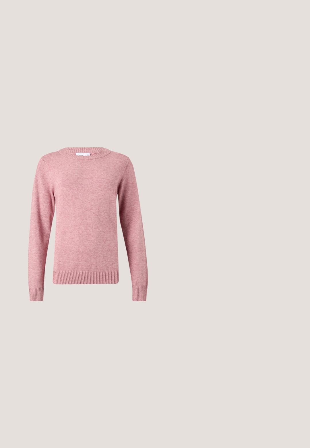 Weicher rosa Langarm-Strickpullover mit rundem Ausschnitt und gerippten Bündchen und Saum, mit dem Markenlabel "VILA" innen am Kragen.; Ausgebleichte grüne Jeans mit hoher Taille, weitem Bein und abgewetzten Patches. Mit Knopfverschluss und fünf Taschen ausgestattet.; Hellgraues Kurzarmshirt, dunkle weite Hosen und schwarze Loafers. Glatter Stoff, entspannte Passform und kontrastierende Einfassung am Hemd.; Seidenschal mit einem geometrischen Muster aus abwechselnden roten und marineblauen Halbmonden auf einem cremefarbenen Hintergrund, umrandet von einem burgunderroten Rahmen.; Braune Lederhandtasche mit zwei kurzen Griffen, goldenen Beschlägen und gesteppten Akzenten. Verfügt über einen Reißverschluss und ein dekoratives Logo auf der Vorderseite.; Schwarzer Ledergürtel, aufgerollt, mit einer länglichen, ovalen, glänzenden goldfarbenen Schnalle vor weißem Hintergrund.
