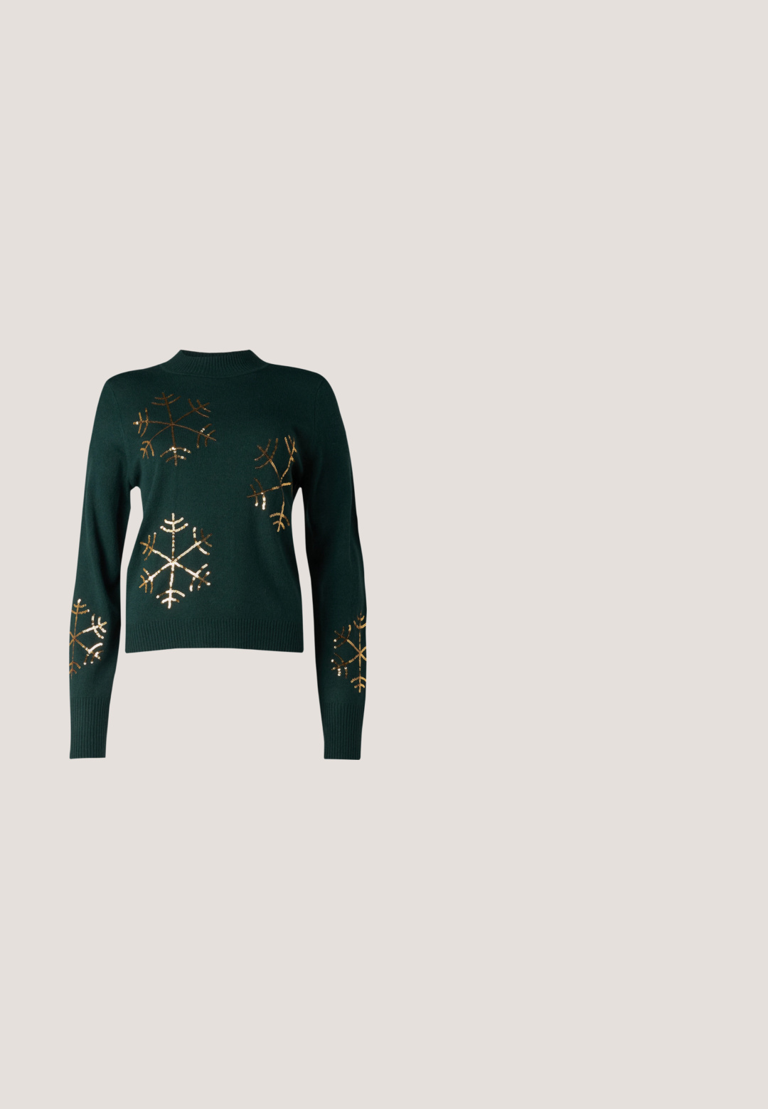VILA VIFROST HIGH NECK CHRISTMAS - Pullover - pine grove/gold; Chemise en velours côtelé vert foncé avec un col boutonné, une poche avant et des manches longues, dotée d'un tissu texturé et d'une coupe classique.; Pantalons ajustés vert foncé avec une taille à cordon de serrage, présentant des plis et un tissu texturé. Coupe lisse et slim sans poches.; Baskets plateforme avec un motif camouflage marron et crème, semelles beiges contrastantes et lacets blancs. La tige présente des matériaux et textures variés.; Sac à main vert olive avec fermoir doré, breloque florale, foulard noir à motif noué à la poignée et bandoulière chaîne dorée sur fond blanc.; Boucles d'oreilles créoles ton or avec un design ondulé irrégulier et des accents de cristaux clairs incrustés, fixées par des clous à dos en plastique.