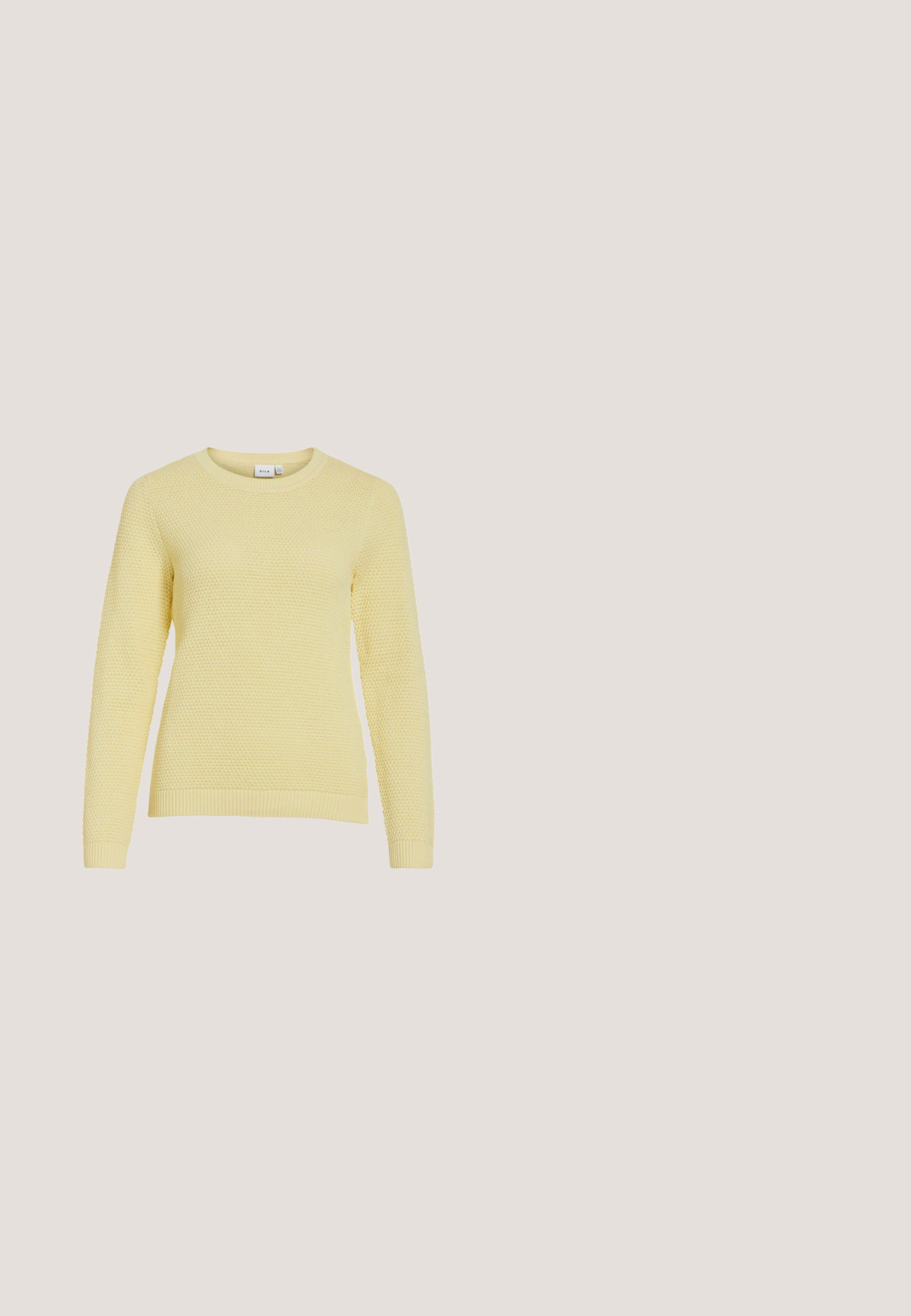 Pull en tricot jaune avec une finition texturée, col rond, et poignets et ourlet côtelés. Design simple et uni sans motifs ni détails supplémentaires.; Veste en denim bleu foncé avec broderies florales blanches, boutons à l'avant, deux poches à rabat et manches longues.; Pantalon jaune taille haute à jambes larges avec fermeture à bouton et zip à l'avant, passants pour ceinture, poches avant et arrière.; Baskets basses en daim beige avec des rayures bleu clair, semelle en gomme, lacets et languette rose au talon, vues de côté sur fond blanc.; Sac à main en cuir jaune en forme de croissant avec une bandoulière réglable et une petite pochette à monnaie zippée attachée, marqué "TATUUM" à l'avant.; Bracelet de perles rondes jaunes avec fermoir en or et chaîne réglable sur fond blanc.