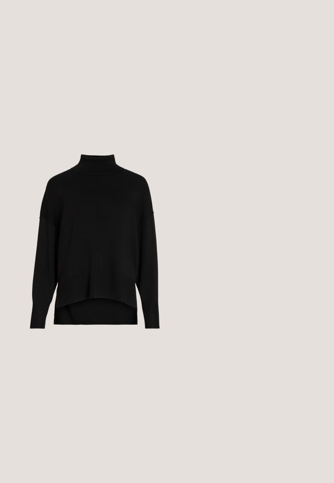 Schwarzer Strickrollkragenpullover mit lockerer Passform, überschnittenen Schultern, gerippten Bündchen und einem High-Low-Saumdesign. Weiche Textur, minimale Details.; Schwarzes Button-up-Hemd mit langen Ärmeln, weißen vertikalen Streifen und klassischem Kragen, vor einem schlichten hellen Hintergrund präsentiert.; Schwarze, hoch taillierte, weit geschnittene Hose mit Gürtelschlaufen, zwei vorderen Knöpfen und vorderen Falten vor schlichtem weißem Hintergrund.; Knöchelhoche schwarze Lacklederstiefel mit spitzem Zeh und Stiletto-Absatz, die eine glatte, glänzende Oberfläche und ein schlankes Design aufweisen.; Schildpatt-Sonnenbrille mit einem übergroßen, runden Design. Getönte braune Gläser, dicke Rahmen und goldfarbene Hardware-Details.; Schwarzer Ledergürtel mit einer goldenen rechteckigen Schnalle und zwei passenden goldenen Gürtelschlaufen, auf einem hellen Hintergrund gedreht.