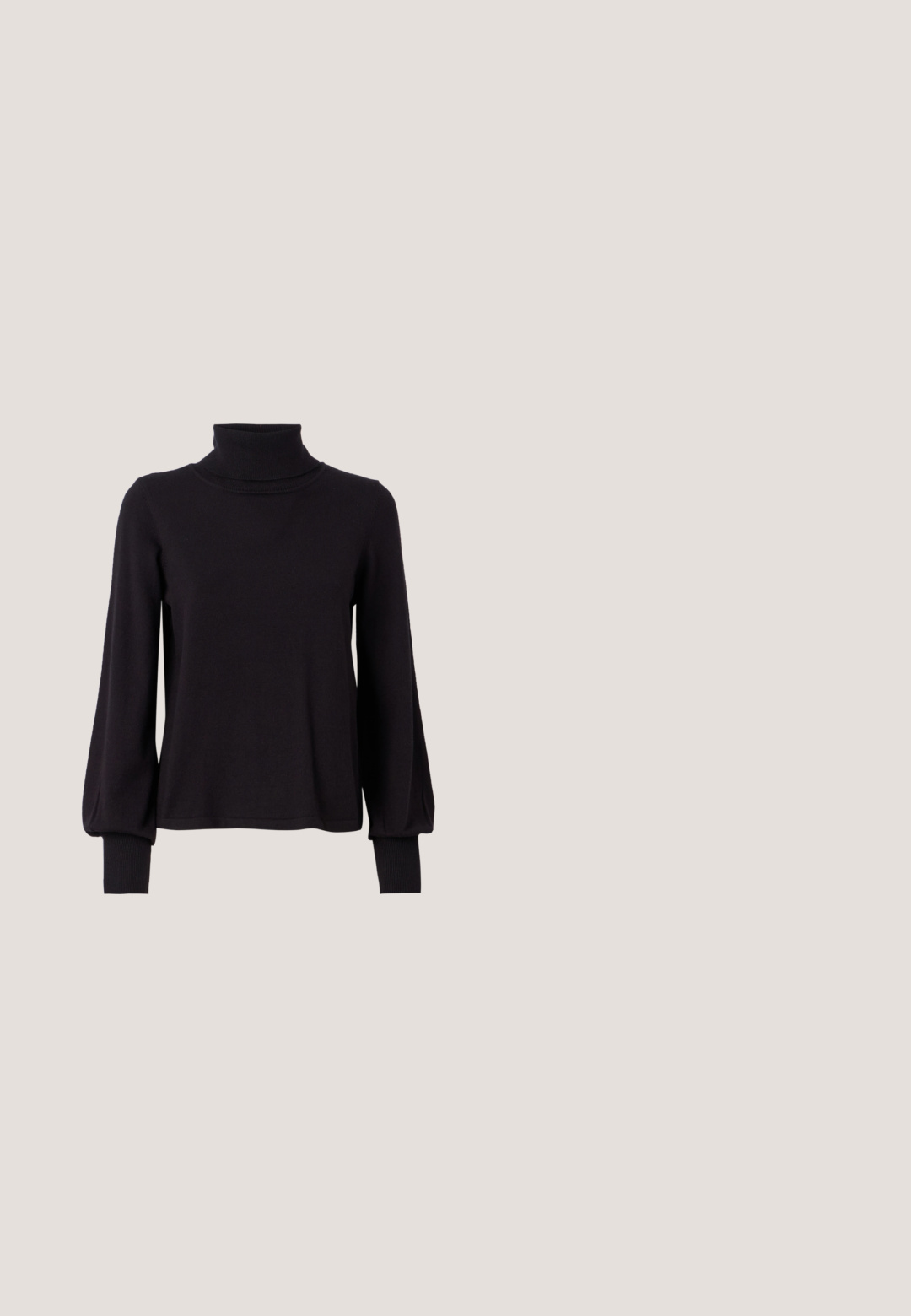 VILA VIAMANDA TURTLE NECK  - Svetrík - black; Čierna kožená ceruzková sukňa s elegantným dizajnom, ktorá má bočný rozparok a hladkú textúru, vhodná na formálne aj neformálne nosenie.; Even&Odd by Zalando Čižmy - black; Čierne obdĺžnikové slnečné okuliare s tmavými šošovkami, lesklými plastovými rámami a zlatými akcentmi na spánkoch. Minimalistický dizajn a štíhly tvar.; Strieborná metalická kabelka na zápästie s hladkým povrchom, klopovým uzáverom a reťazovým popruhom. Má štruktúrovaný obdĺžnikový dizajn a prešívané detaily.; Strieborné kruhové náušnice s lešteným povrchom, ktoré majú kruhový tvar a závesné zapínanie. Hladký povrch s minimálnymi detailmi.