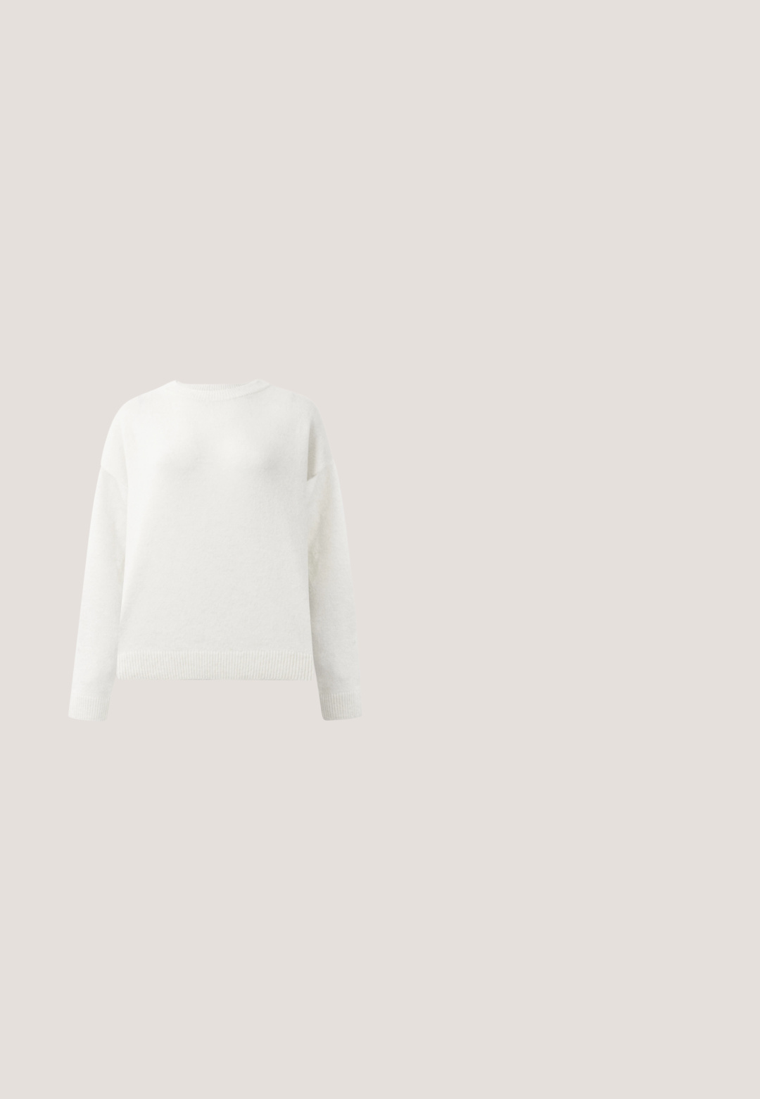 Suéter blanco de cuello redondo y mangas largas con puños y dobladillo acanalados, que presenta una textura suave y ligeramente esponjosa.; Camisa de mezclilla azul de manga larga con botones frontales, un bolsillo en el pecho del lado izquierdo y una etiqueta de logo roja en el dobladillo inferior.; Jeans de pierna ancha en azul claro. Fabricados en algodón texturizado, con una cintura alta, bolsillos frontales y costuras laterales distintivas.; Zapato plano marrón tejido con suela beige y lazo para atar en el tobillo, con superposiciones de cuero y diseño de tejido abierto en los laterales y la puntera.; Bolso de hombro marrón de ante con una sola correa, con borla de cuero verde y charms dorados en forma de llave sobre un fondo liso.; Pendientes colgantes en tono dorado con colgantes alargados y suaves en forma de lágrima, colgando de cierres de aros pequeños sobre un fondo blanco.