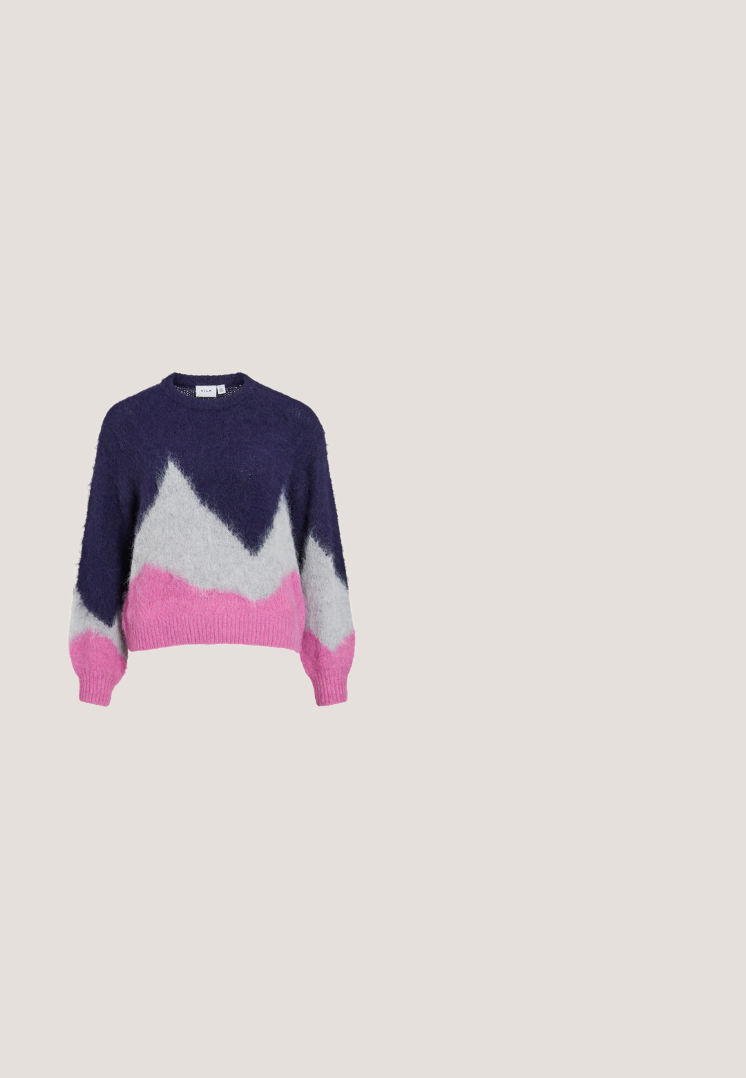 Pull en maille marine, gris et rose avec un motif géométrique de montagnes. Il présente un col rond et des manches longues légèrement bouffantes.; Chemise à manches longues boutonnée avec section supérieure rouge, bande centrale rose clair et section inférieure ainsi que poignets bleu clair sur fond blanc.; Pantalon large taille haute avec des blocs de couleurs horizontaux en bleu clair, rouge, rose pâle et bleu clair du haut jusqu'à l'ourlet.; Filippa K REY FLATS - Ballerines - bright red; Sac à main en cuir tressé rouge avec une forme triangulaire arrondie et deux poignées tressées sur fond blanc.; Paire de boucles d'oreilles en ton or avec trois segments incurvés de couleur corail sur chaque boucle, posées sur un fond blanc uni.