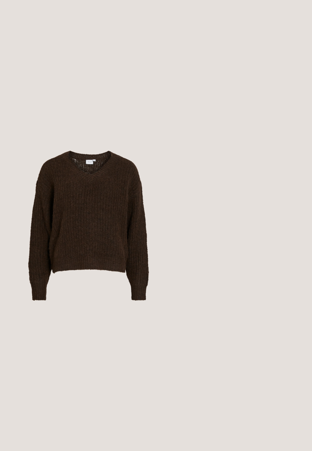Brun strikket sweater med V-hals, lange ærmer og en løs pasform. Det strukturerede stof har et blødt, fnugget udseende. Etiket indeni synlig.; Beige ruskindskjorte med krave, knaplukning foran og peplum talje. Har lange ærmer og en glat tekstur med små knapper.; Viddebukser i mørkebrun, lavet af blødt stof med elastisk talje og en ren kantfinish, ideelle til komfort og afslappet brug.; Brune korduroy sneakers med tre velcro remme, hvid gummisål og struktureret stof for ekstra detaljer.; Mørkebrun læderhåndtaske med dobbelte håndtag, front lynlåslomme og to lodrette lynlåsdetaljer på siden på en hvid baggrund.; Øreringe i guldfarve med en abstrakt, organisk form, der har en tekstureret overflade og lukkemekanisme med stik.