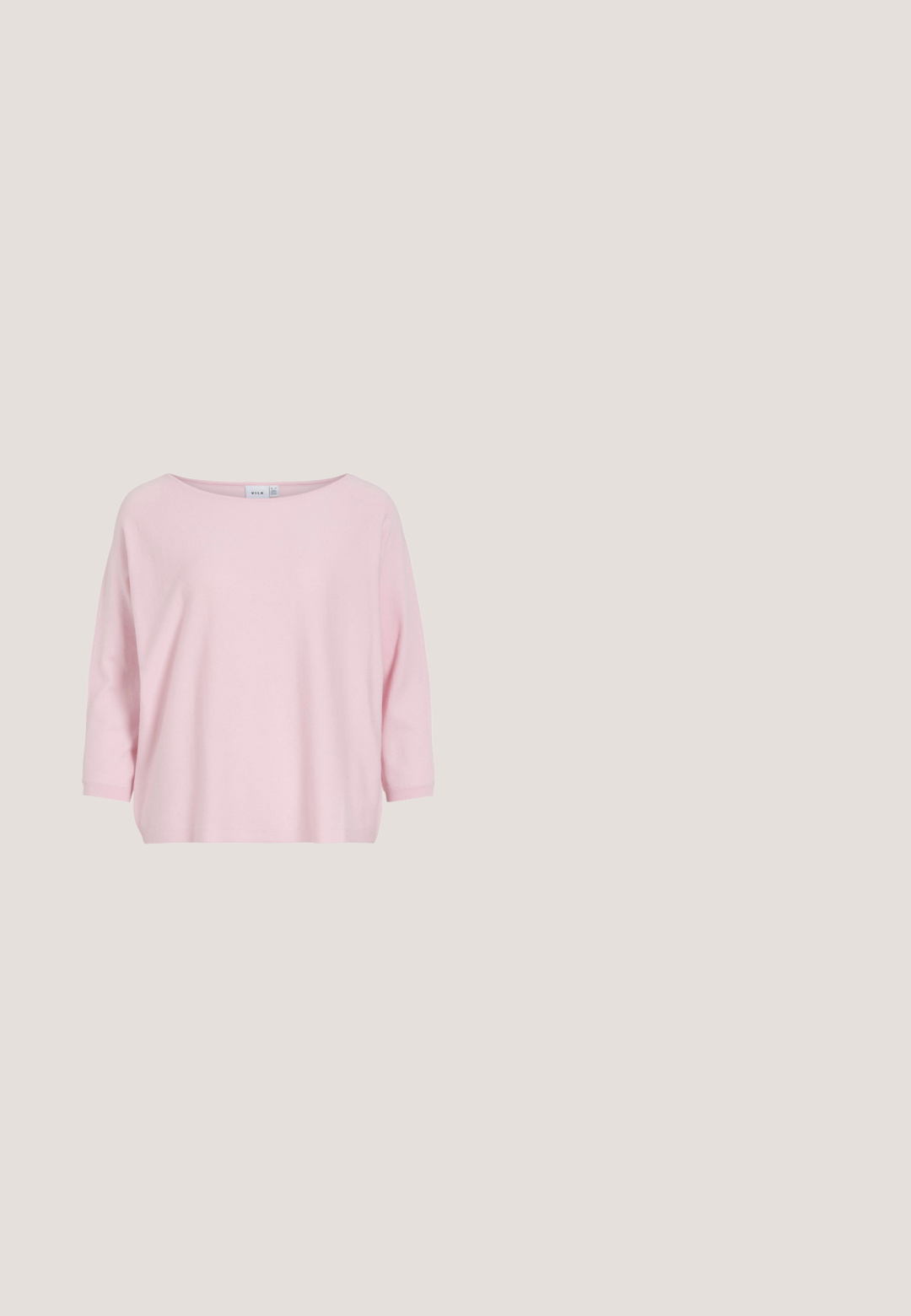 Lichtroze, loszittende damestrui met driekwartsmouwen en een brede ronde hals, afgebeeld op een witte achtergrond.; Roze corduroy overhemdjack met lange mouwen, twee borstzakken en bruin knopen. Heeft een klassieke kraag en een gestructureerde ribstof.; Roze en witte verticale gestreepte casual short met elastische tailleband en zijzakken.; Low-top sneaker van roze suède met rode strepen, witte veters, witte hielkap en een gestructureerde lichtbruine rubberen zool.; Lichtpaarse geweven tas met twee handvatten, versierd met zes donkerpaarse en witte pompons en een bruine verstelbare schouderriem.; Multikleurige kralenarmband met glanzende ronde kralen, gouden accenten en een rode kwast, met een sluiting en een verstelbare ketting.