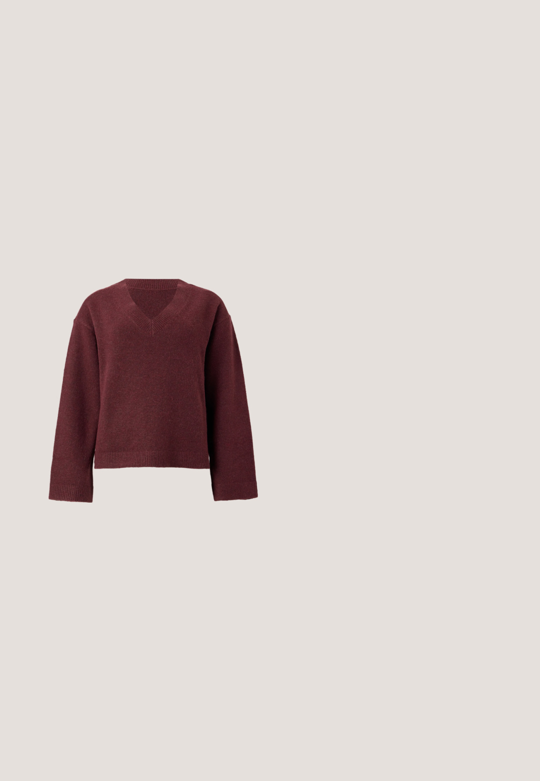 Dunkelbrauner, langärmliger Strickpullover mit V-Ausschnitt und gerippten Bündchen und Saum.; Dunkelbraune langärmelige Hemdjacke mit spitzem Kragen und fünf verdeckten Knöpfen vorne auf hellem Hintergrund.; Braune, hoch taillierte, weit geschnittene Hose mit vorderen Falten und verdecktem Frontverschluss, auf weißem Hintergrund dargestellt.; Schwarze Slipper-Mule aus strukturiertem Material mit einem Reptilienmuster, ausgestattet mit einem niedrigen, flachen Absatz und einem abgerundeten, offenen Zehendesign.; Zign LEATHER - Shopping Bag - chocolate brown; Hängende Ohrringe mit dunkelvioletten, runden, strukturierten ovalen, goldenen und unregelmäßigen dunkelbraunen steinähnlichen Perlen, vertikal gestapelt.