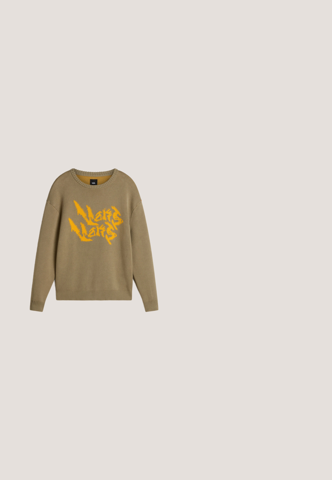 Oliven grøn strikket sweater med rund halslinje og ribbede manchetter. Har et stort, takkete orange tekstdesign på forsiden.; Knappet skjorte i mørkegrønt stof med et flagermusmønster. Har to frontlommer og en almindelig krave. Lange ærmer med knappet manchet.; Beige cargo bukser med et geometrisk patchwork design i forskellige nuancer af creme. Lavet af slidstærkt stof med sidelommer.; Sko med overdel i beige ruskind, sort gummisål, lyserøde mesh-detaljer og grå snørebånd. Har perforeringer for åndbarhed og et håndtag til at trække i.; Olivengrøn rektangulær crossbody-taske med justerbar strop, lynlåslukning og lædertræk på ensfarvet baggrund.; Vedhæng med grønne emaljekorsformede led med sølvdetaljer udgør en halskæde med kædedesign og en sikker lukning.