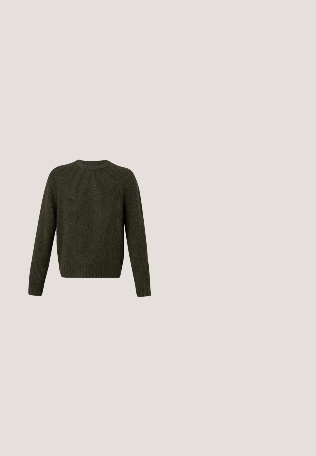 Dunkelgrüner, gerippter Pullover mit Rundhalsausschnitt, langen Ärmeln und einem figurbetonten Saum. Hergestellt aus strukturiertem Strickmaterial.; Schwarze Cordjacke mit Kragen, vorderem Knopfverschluss und zwei großen Taschen. Strukturiertes Gewebe mit vertikalen Rippungen.; Graue Jeanshose mit einem lässigen, lockeren Schnitt. Verfügt über ein traditionelles Fünf-Taschen-Design und einen Knopfverschluss am Bund.; Schwarze Wildleder-Sneaker mit einem Low-Top-Design, runder Zehenpartie und weißer Gummisohle. Verfügt über schwarze Schnürsenkel und minimales Branding an der Seite.; Schwarze weiche Stofftragetasche mit breiten Griffen und einem dünnen schwarz-weißen geflochtenen Schulterriemen.; Schwarzer, gewebter Stoffgürtel mit einer rechteckigen silbernen Metallschnalle, die den geprägten Markennamen "JACK & JONES" trägt. Einfaches, verstellbares Design.