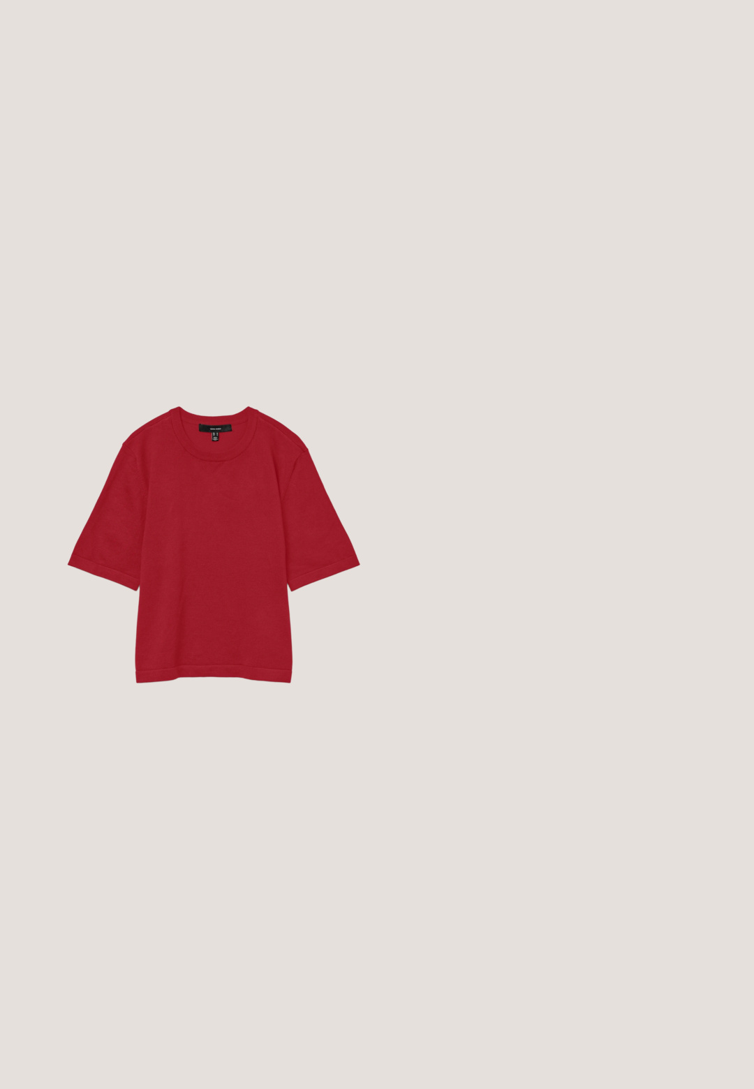 Haut en maille rouge à manches courtes avec encolure ronde et col côtelé, présenté à plat sur fond blanc sans motifs ni logos.; Gilet rouge sans manches avec col en V, trois boutons à l'avant et deux poches latérales, en tissu lisse.; Pantalon rouge à jambes larges avec fermeture à bouton et fermeture éclair, passants pour ceinture et poches latérales, présenté à plat sur un fond blanc.; Sandale rouge à talon bas, avec une fine bride et une semelle plate, vue de côté sur fond blanc.; Lunettes de soleil rouges œil de chat avec verres marron et monture épaisse et brillante, inclinées sur fond blanc.; Sac à main en cuir rouge foncé brillant avec une poignée ronde unique et un petit logo "nat & nin" centré près du bas.