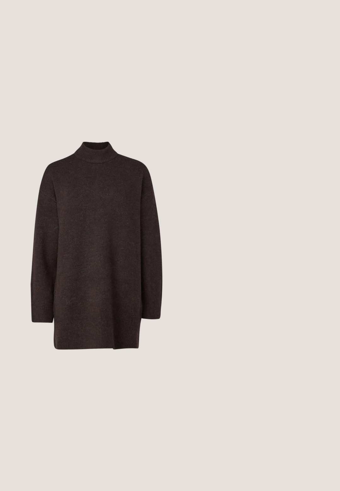 Pull en maille brun foncé, à col montant, avec une coupe décontractée, des manches longues, des poignets et un ourlet côtelés. Texture douce et détails minimalistes.; Top sans manches blanc avec un col asymétrique et un détail noué sur l'épaule gauche, fabriqué à partir d'un tissu lisse et léger.; Pantalons à jambe large en tissu brun foncé, dotés d'une taille haute, de plis doubles et de poches latérales. Texture lisse avec passants de ceinture.; Botte en cuir marron montée jusqu'au genou avec une texture lisse, un bout arrondi, un faible talon plat et un subtil accent doré près de la cheville.; Sac à main rectangulaire en daim brun foncé avec deux poignées arrondies et des détails de couture subtils, présenté sur un fond blanc.; Boucles d'oreilles en résine violet avec des accents en métal argenté. Forme circulaire avec une finition brillante, dotées d'une fermeture à charnière sécurisée.