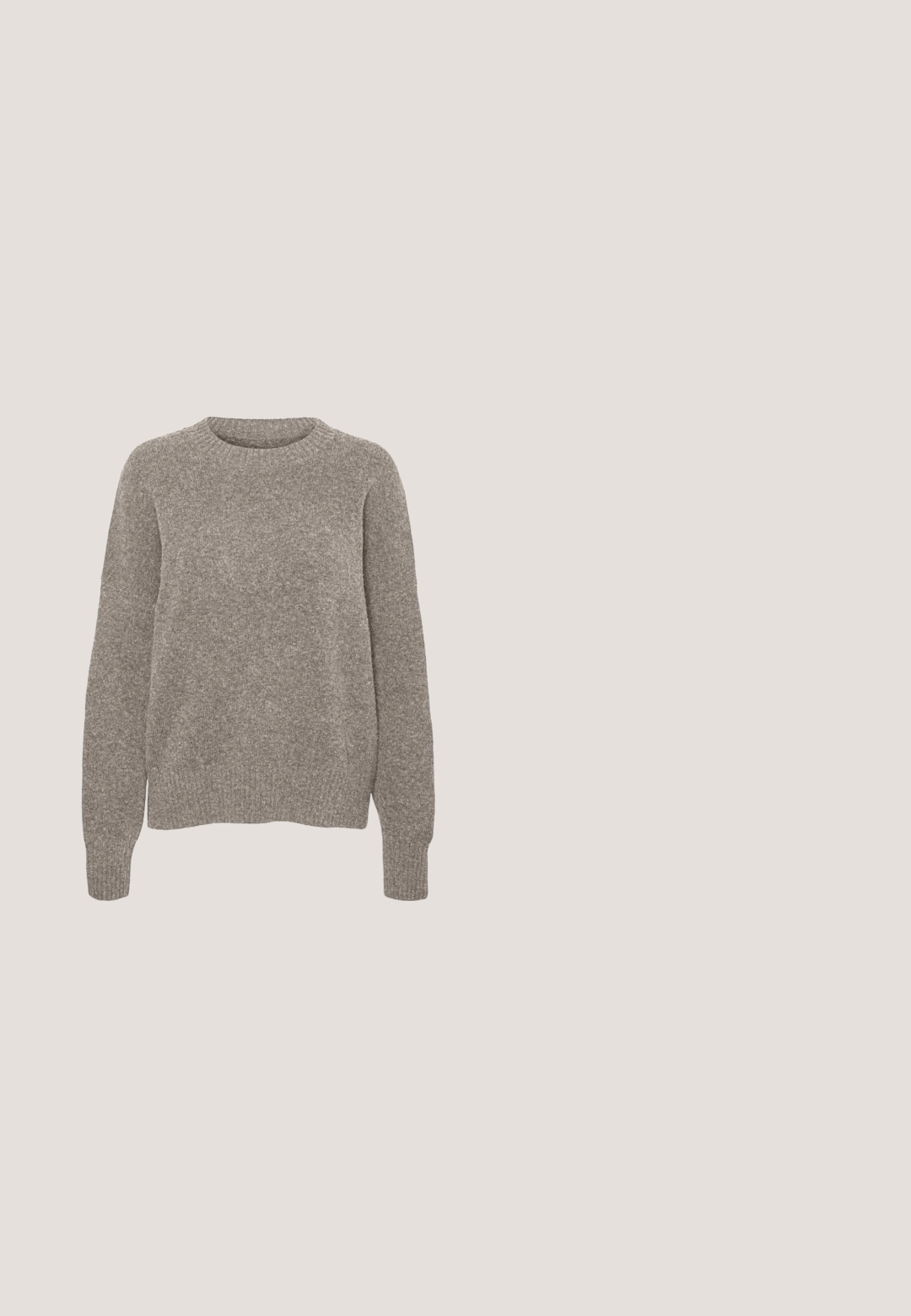 Lichtgrijze gebreide trui met een ronde halslijn, lange mouwen en een subtiele textuurafwerking. Geen zichtbare patronen of accenten.; Witte oversized t-shirt van katoen, met een ronde halslijn en korte mouwen. Gladde textuur met een losse pasvorm.; Zwarte wijde broek met elastische tailleband en riemlussen, met zijzakken en een losse pasvorm.; Zwarte suède enkellaars met een ronde neus, een shearling voering en een platte rubberen zool. Heeft een zijnaad en een lus aan de achterkant.; Bruine suède schoudertas met een gebogen ontwerp, een brede opening en contrasterende stiksels langs de naden. De zachte textuur verbetert de grip.; Zilveren metalen ketting met rechthoekige schakels en een geborstelde afwerking, voorzien van een sluiting met een kreeftslot. Gladde textuur en geometrisch ontwerp.
