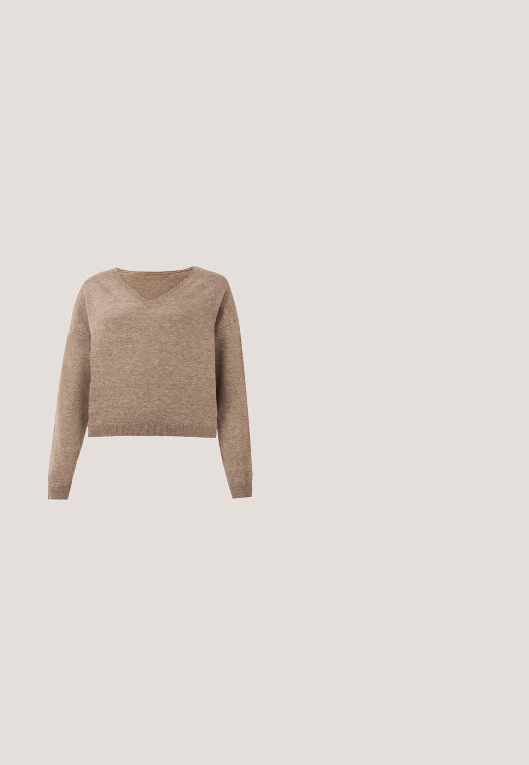 Pull en maille beige clair avec décolleté en V, manches longues et ourlet côtelé. Texture douce avec un design légèrement court et sans motifs visibles.; Chemise en velours côtelé marron à boutons, manches longues, deux poches poitrine à rabat et col.; Pantalons larges en marron foncé, fabriqués en tissu doux avec une taille élastique et un ourlet propre, idéaux pour le confort et le style décontracté.; Chausson marron à enfiler avec une semelle en caoutchouc épaisse, doublure en fourrure moelleuse autour de l'ouverture, et une sangle élastique au talon pour un soutien.; Sac à main en cuir tressé marron foncé avec poignées jumelles tressées, ferrures dorées et bandoulière amovible enroulée à l'avant.; Boucles d'oreilles dorées avec une forme abstraite et organique, présentant une surface texturée et une fermeture à poussette.