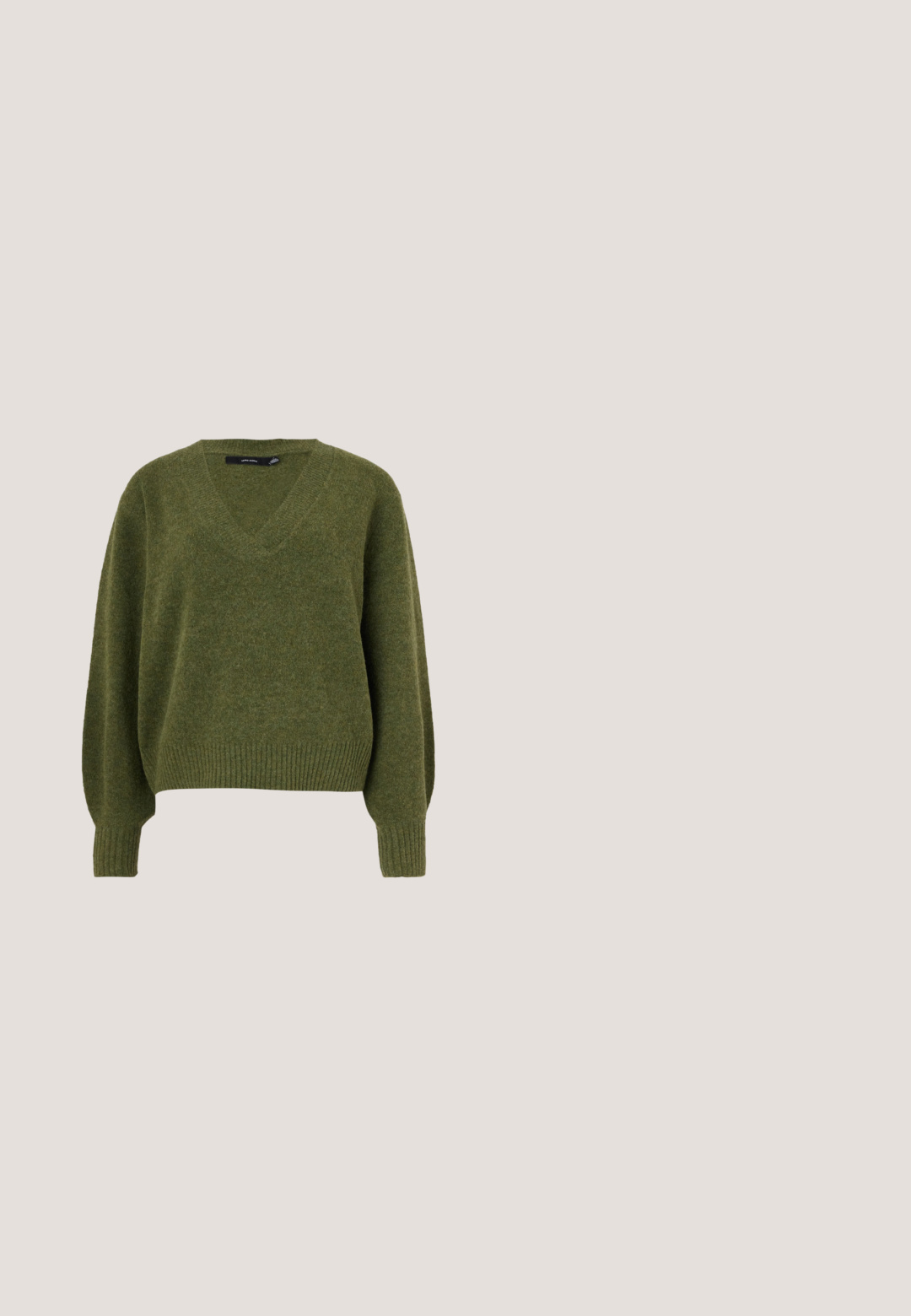 Vero Moda Knitted VMBOOM Knitted - Striktrøje - cypress; Langærmet, tætsiddende hættetrøje med vandrette striber i lyserød, hvid og sort på en ensfarvet baggrund.; Olivengrønne løstsiddende bukser med vide ben, elastisk talje og justerbar snøre foran.; Rød ruskind damesko med lav brun sål og gulddetaljeret spænde på vampen mod ensfarvet baggrund.; Sort læder tote taske med en glat overflade, bred åbning og en enkelt skulderrem. Har et minimalistisk design med diskret hardware.; Hoop-øreringe i guldfarve med en glat, skinnende finish. Rundet, aflang form tilføjer moderne elegance. Dimensioner ikke angivet.